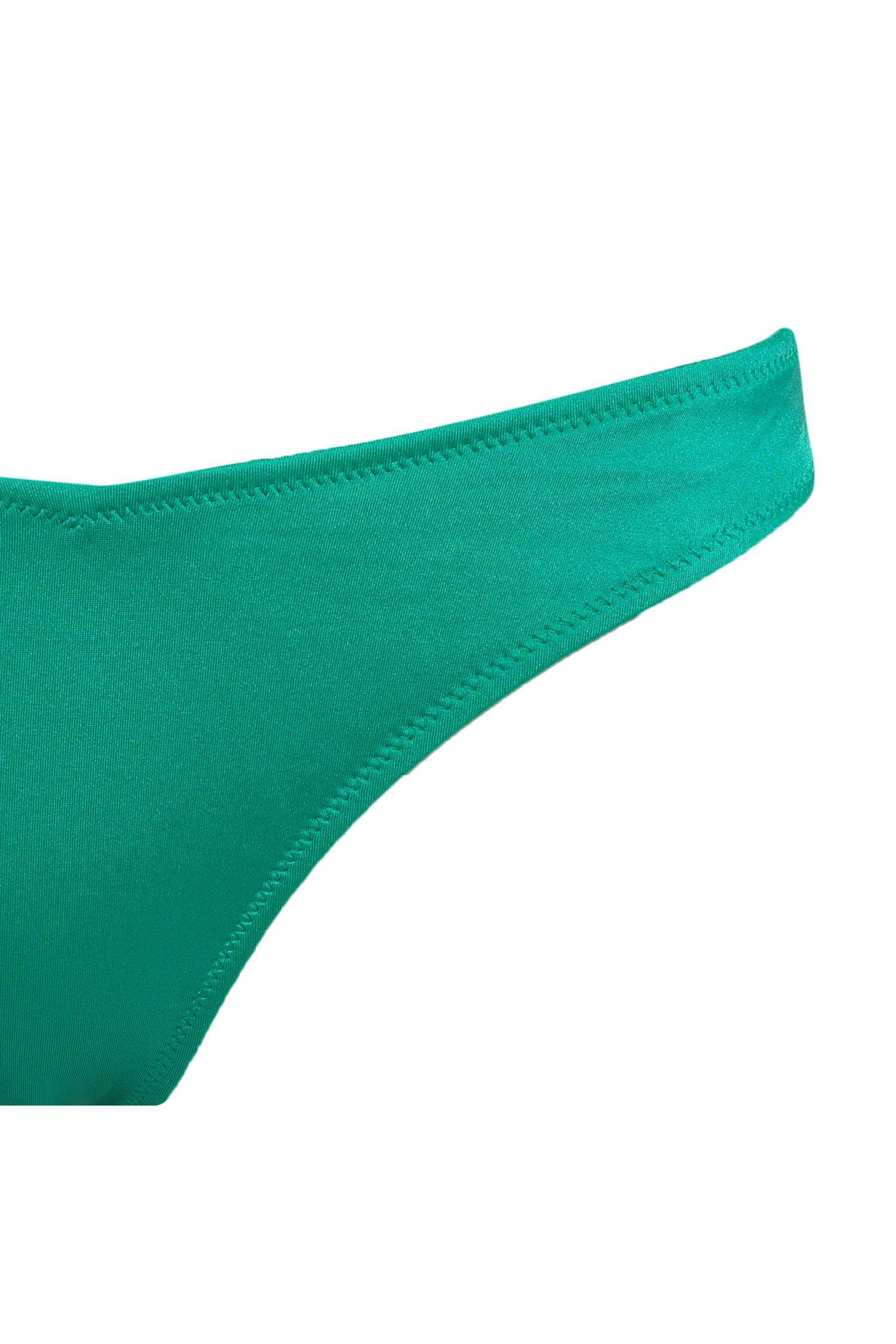 اندر بكيني بقصة عادية من Fall In Love