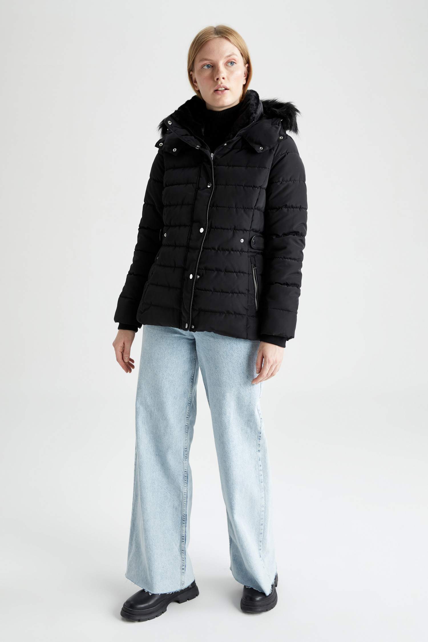 Куртка водонепроницаемая с капюшоном из искусственного меха