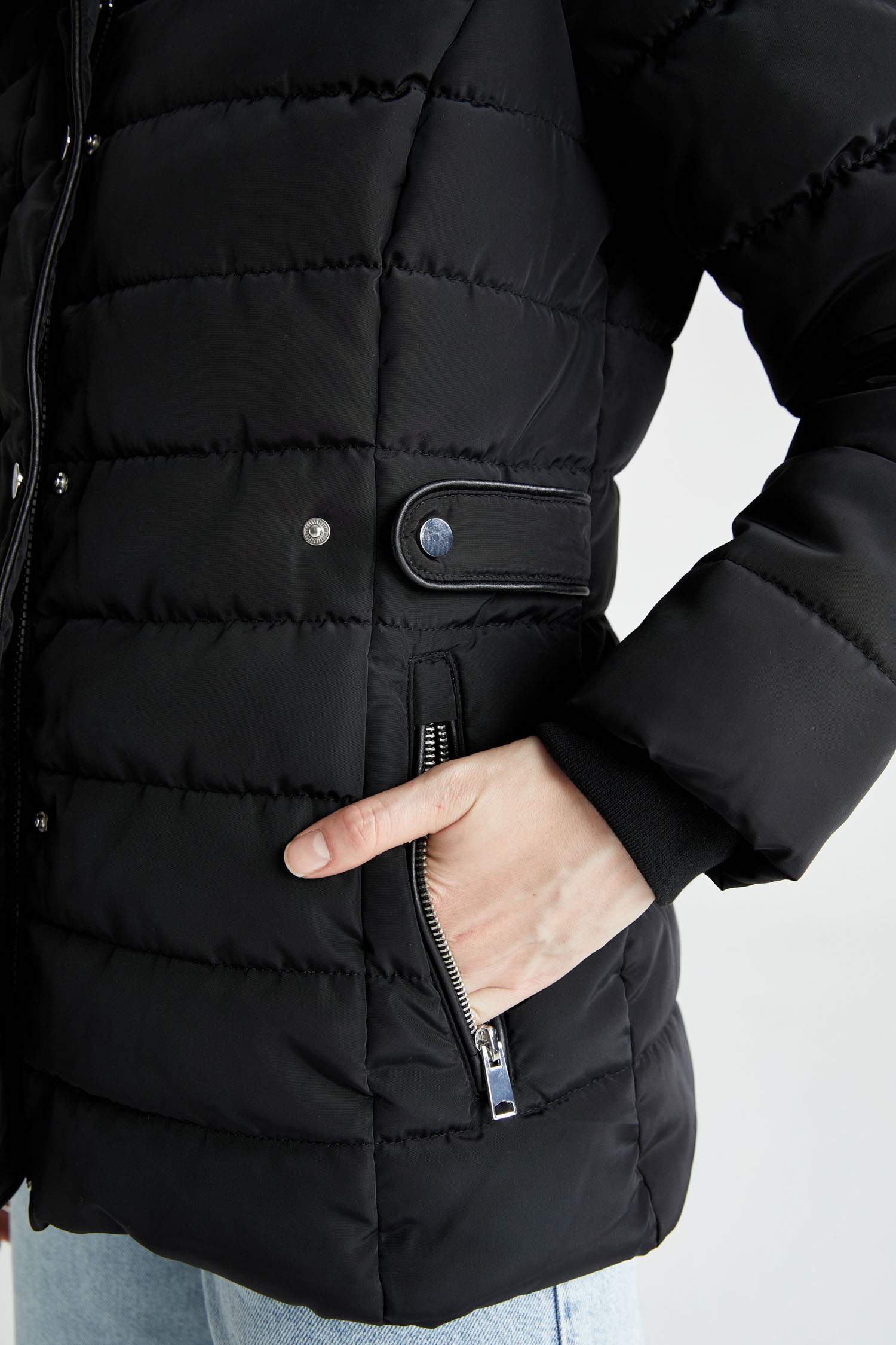 Куртка водонепроницаемая с капюшоном из искусственного меха