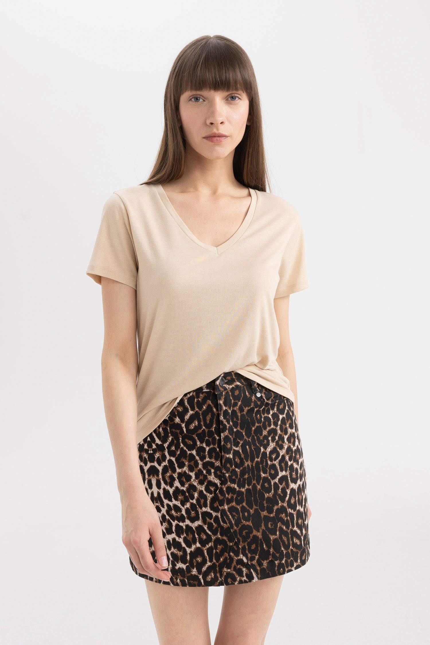 تيشيرت نص كم سامبل برقبة V وقصة عادية