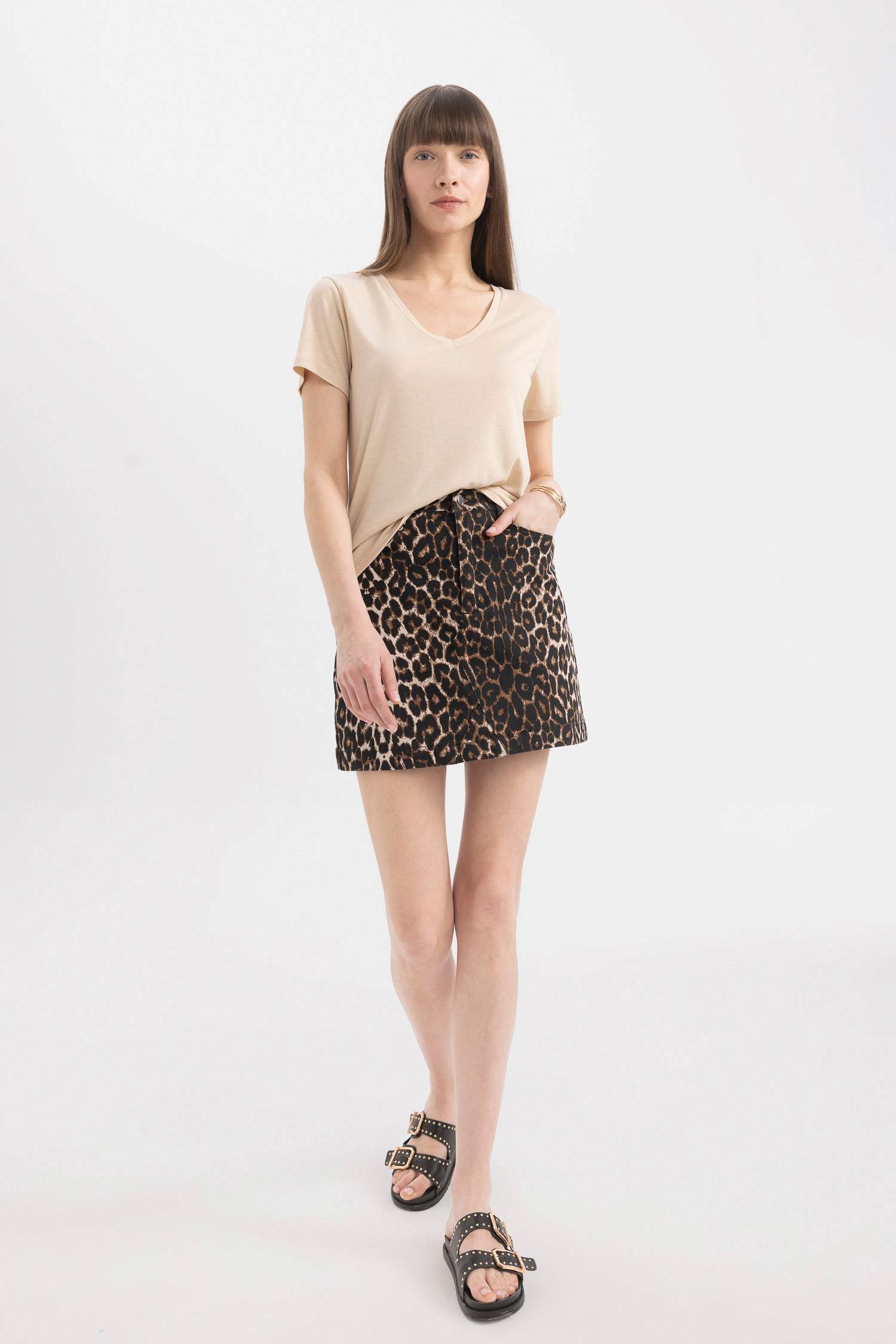 تيشيرت نص كم سامبل برقبة V وقصة عادية