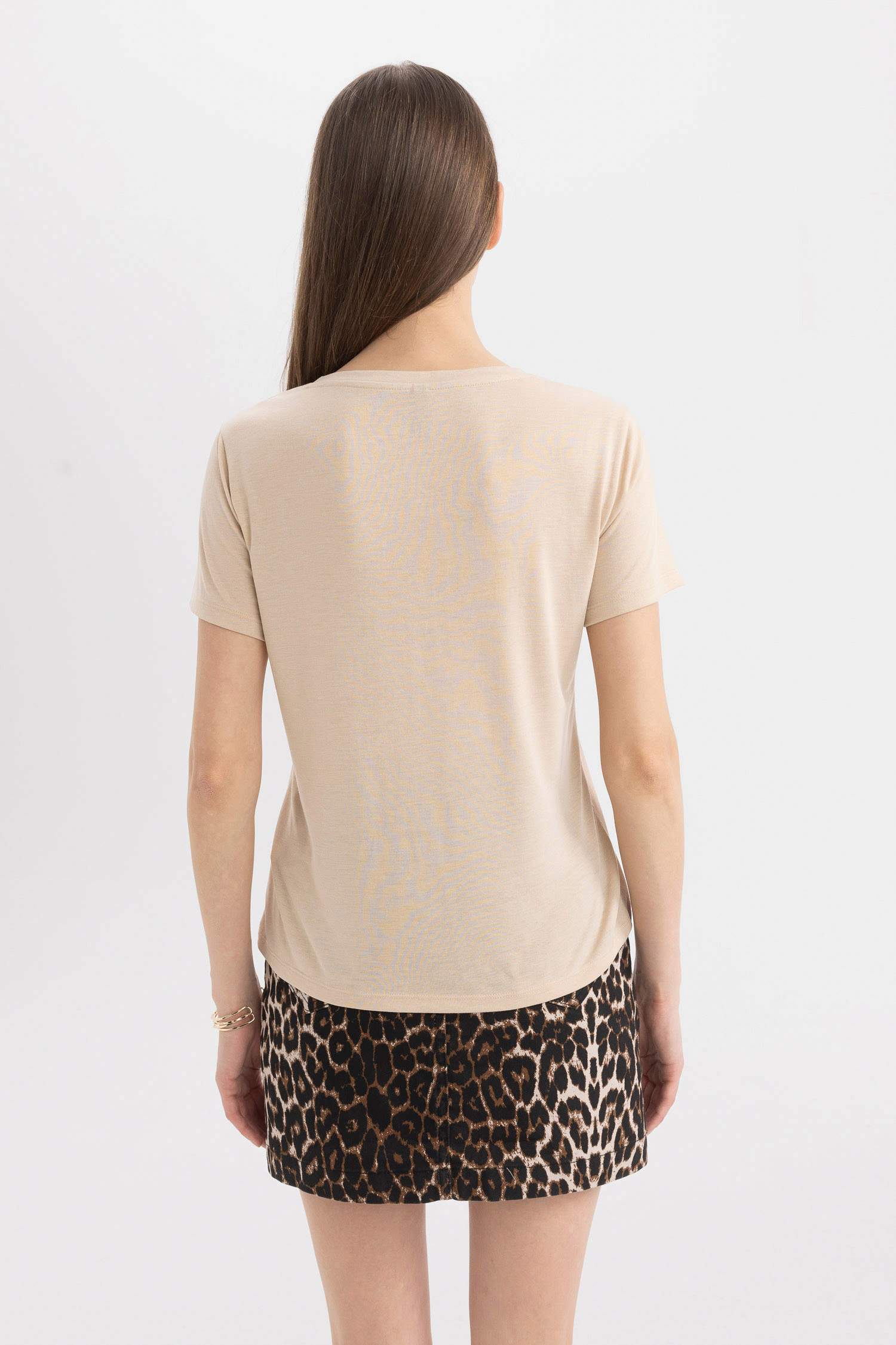 تيشيرت نص كم سامبل برقبة V وقصة عادية