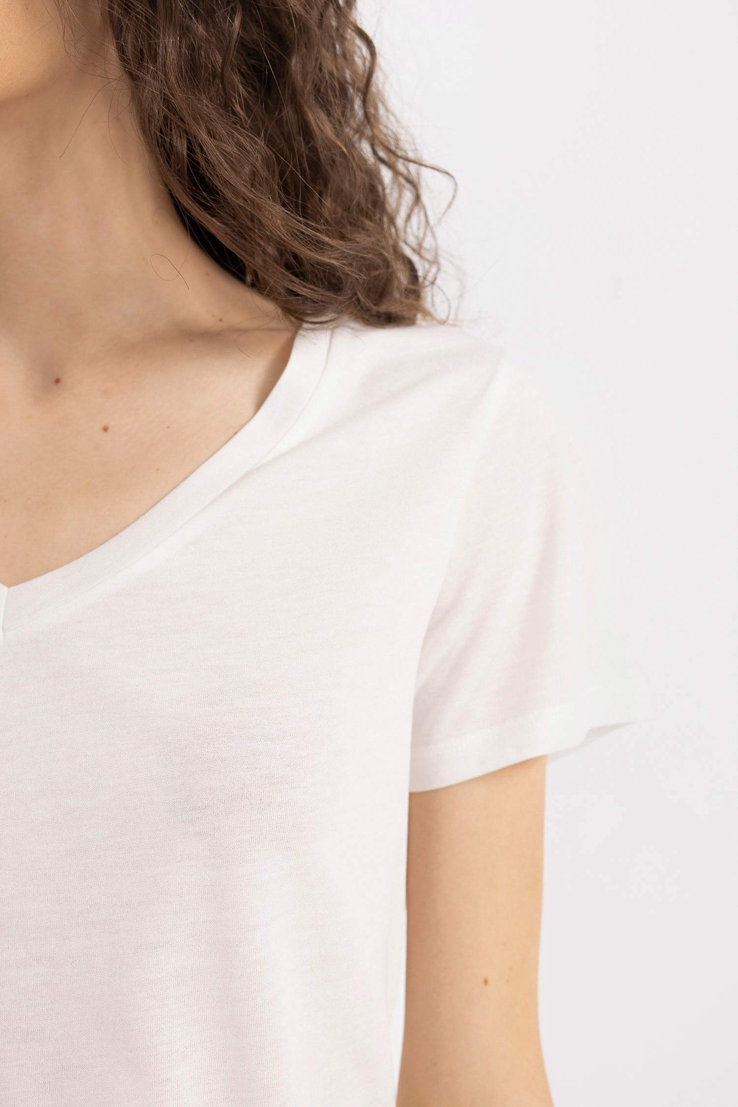 T-shirt blanc basique à col en V et manches courtes Coupe régulière