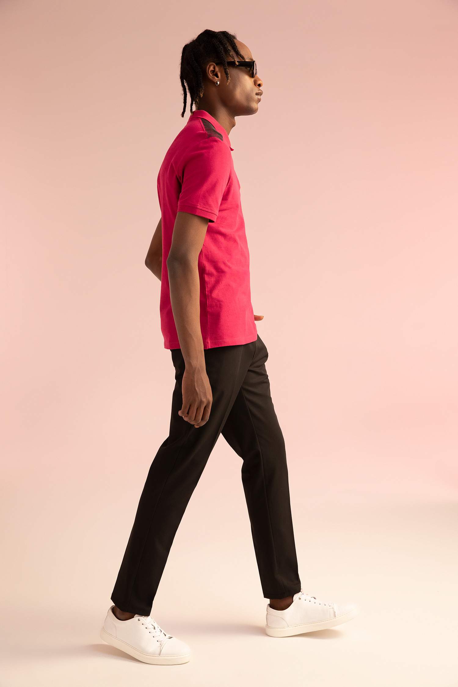 Футболка поло приталенного кроя с принтом на плечах из 100% хлопка