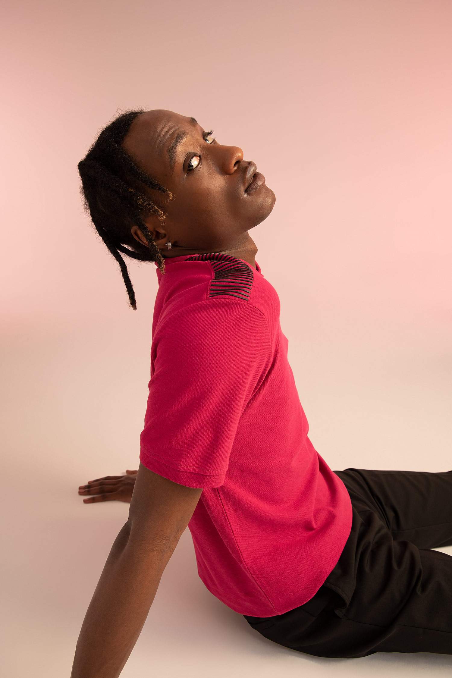 Футболка поло приталенного кроя с принтом на плечах из 100% хлопка