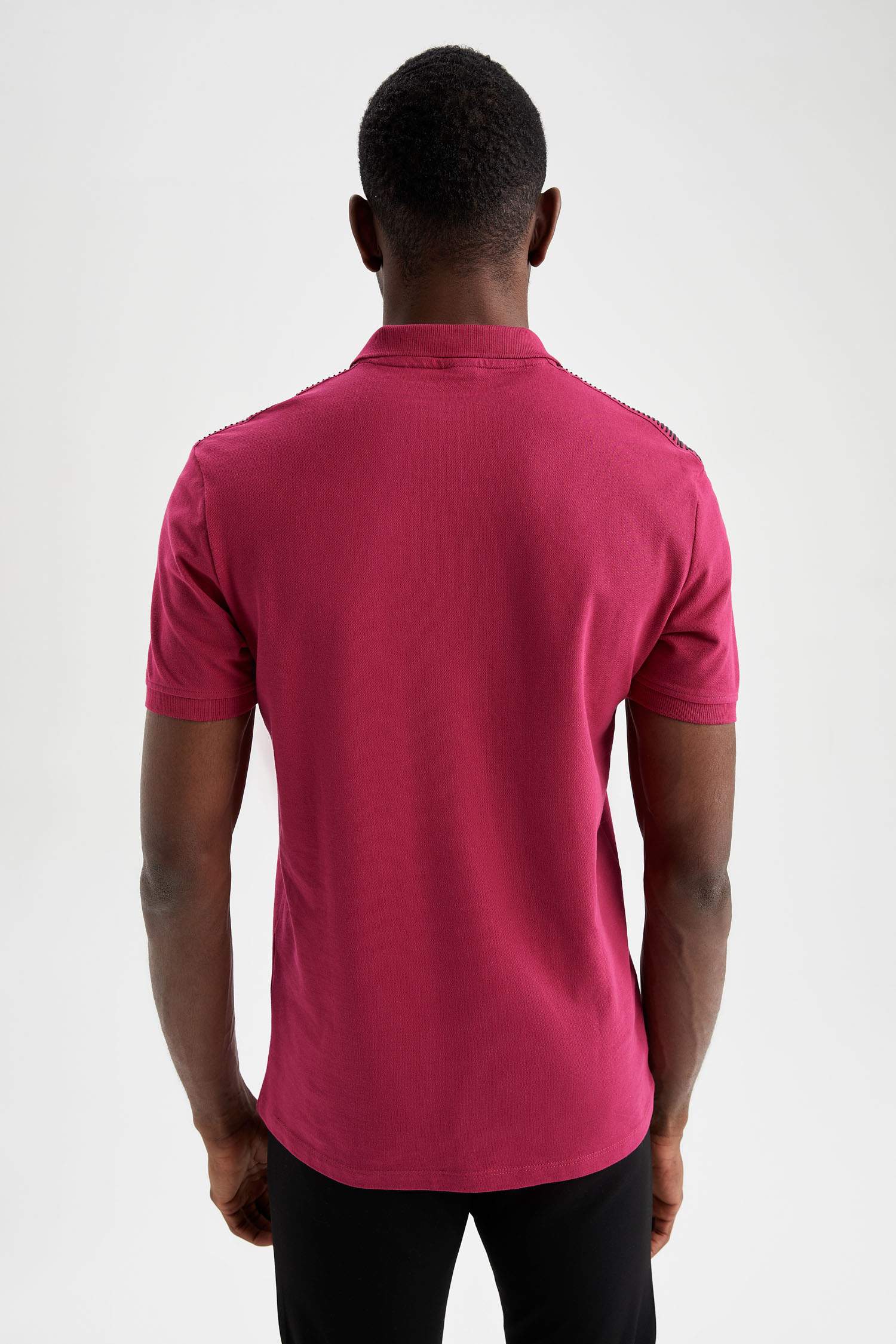 Футболка поло приталенного кроя с принтом на плечах из 100% хлопка