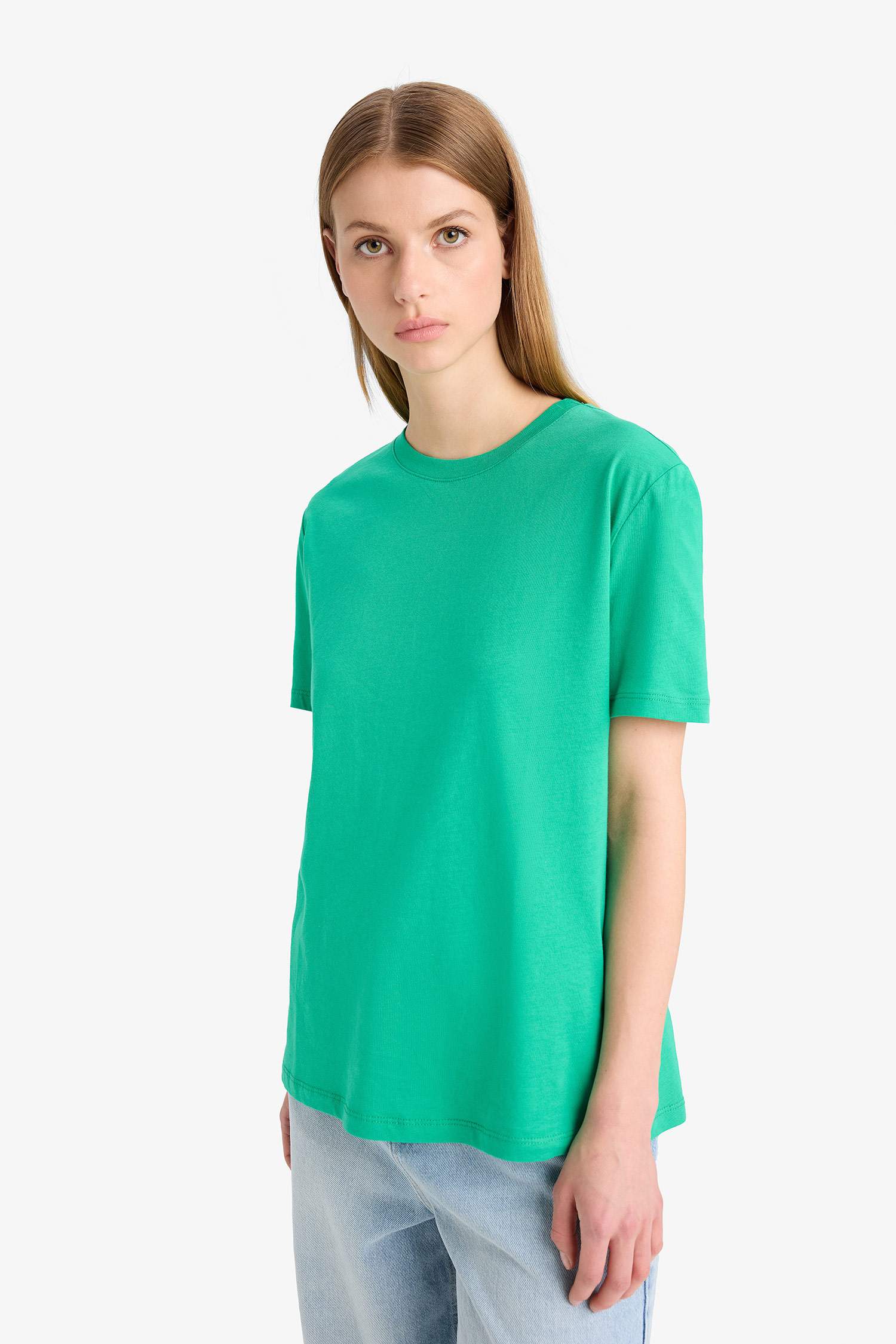 تيشيرت نص كم سامبل برقبة مستديرة وقصة عادية