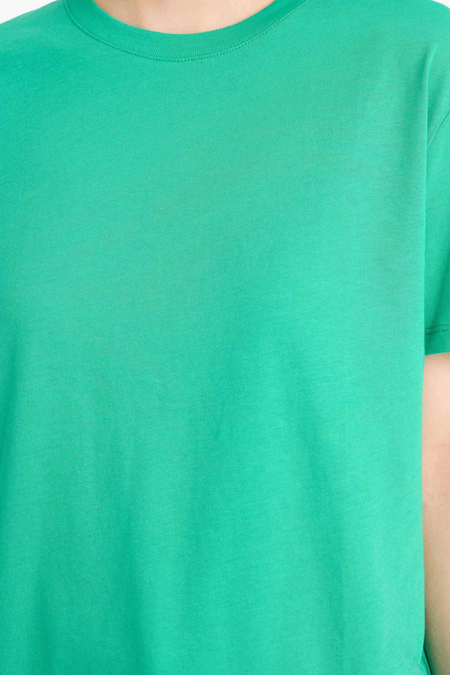 تيشيرت نص كم سامبل برقبة مستديرة وقصة عادية