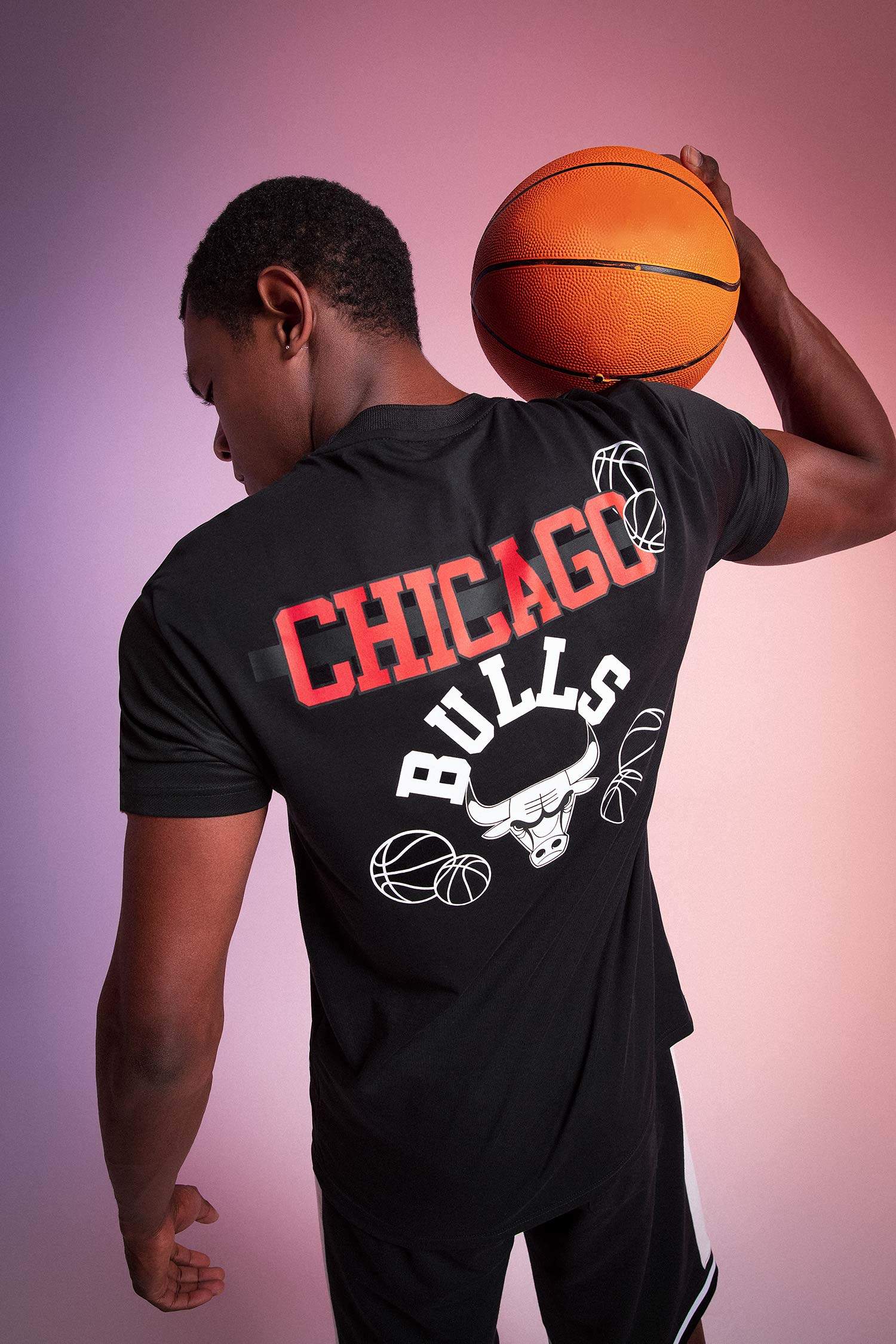 New Era Men's Chicago Bulls NBA Basketball Hoop Graphic Tee / T-Shirt /  Tshirt - Black