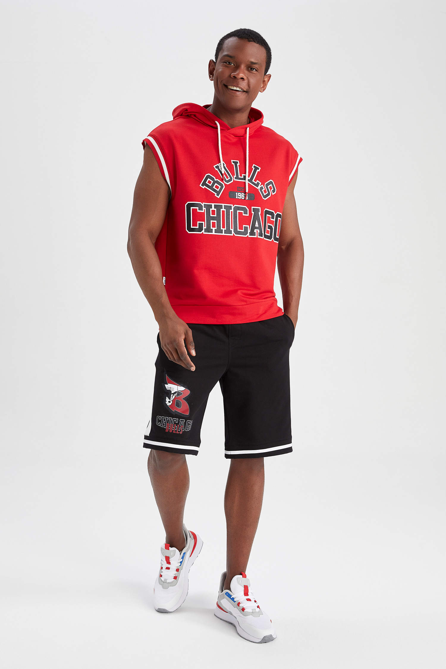 Defacto Fit NBA Chicago Bulls Regular Fit Kapüşonlu Kolsuz Tişört. 9