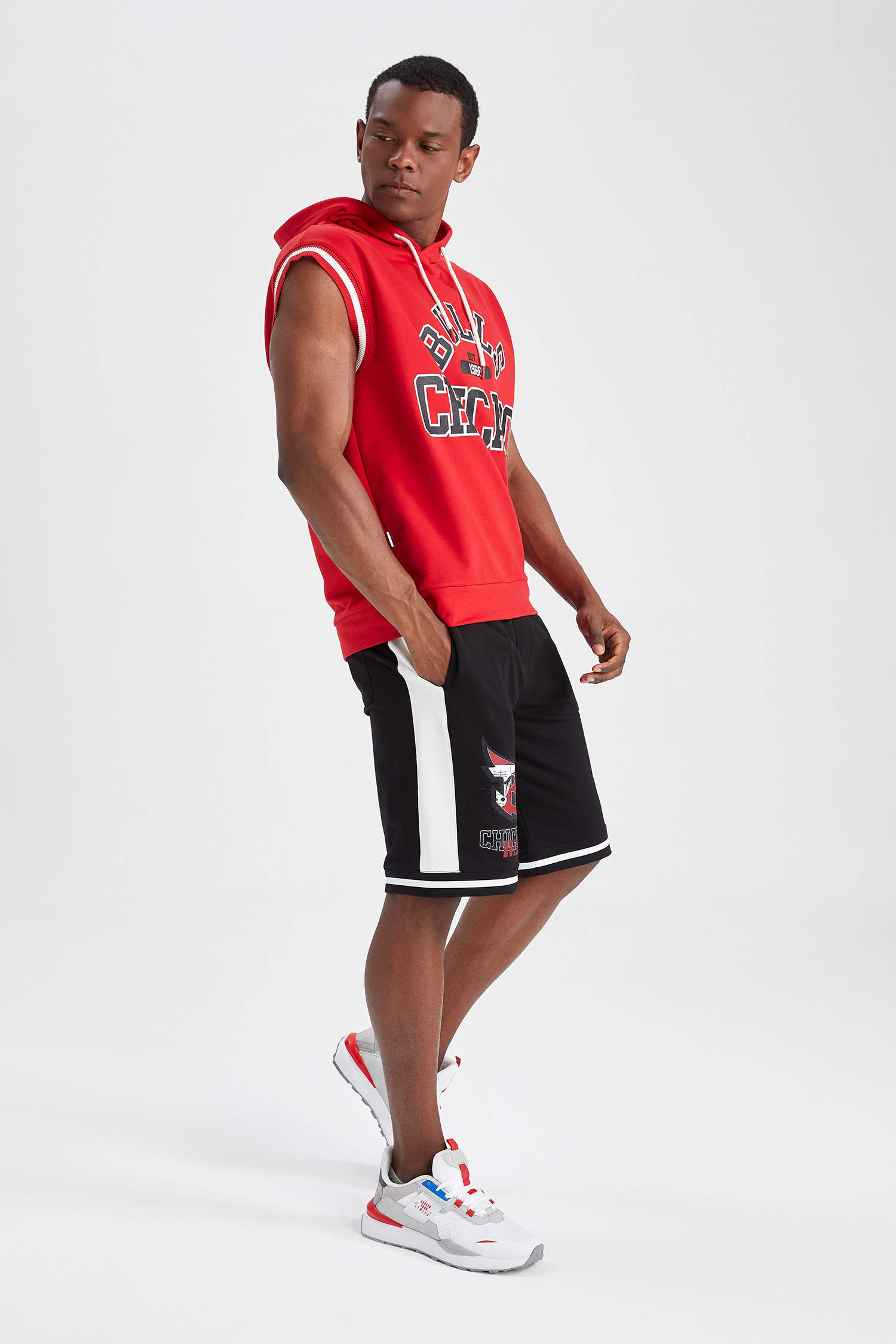 Defacto Fit NBA Chicago Bulls Regular Fit Kapüşonlu Kolsuz Tişört. 8