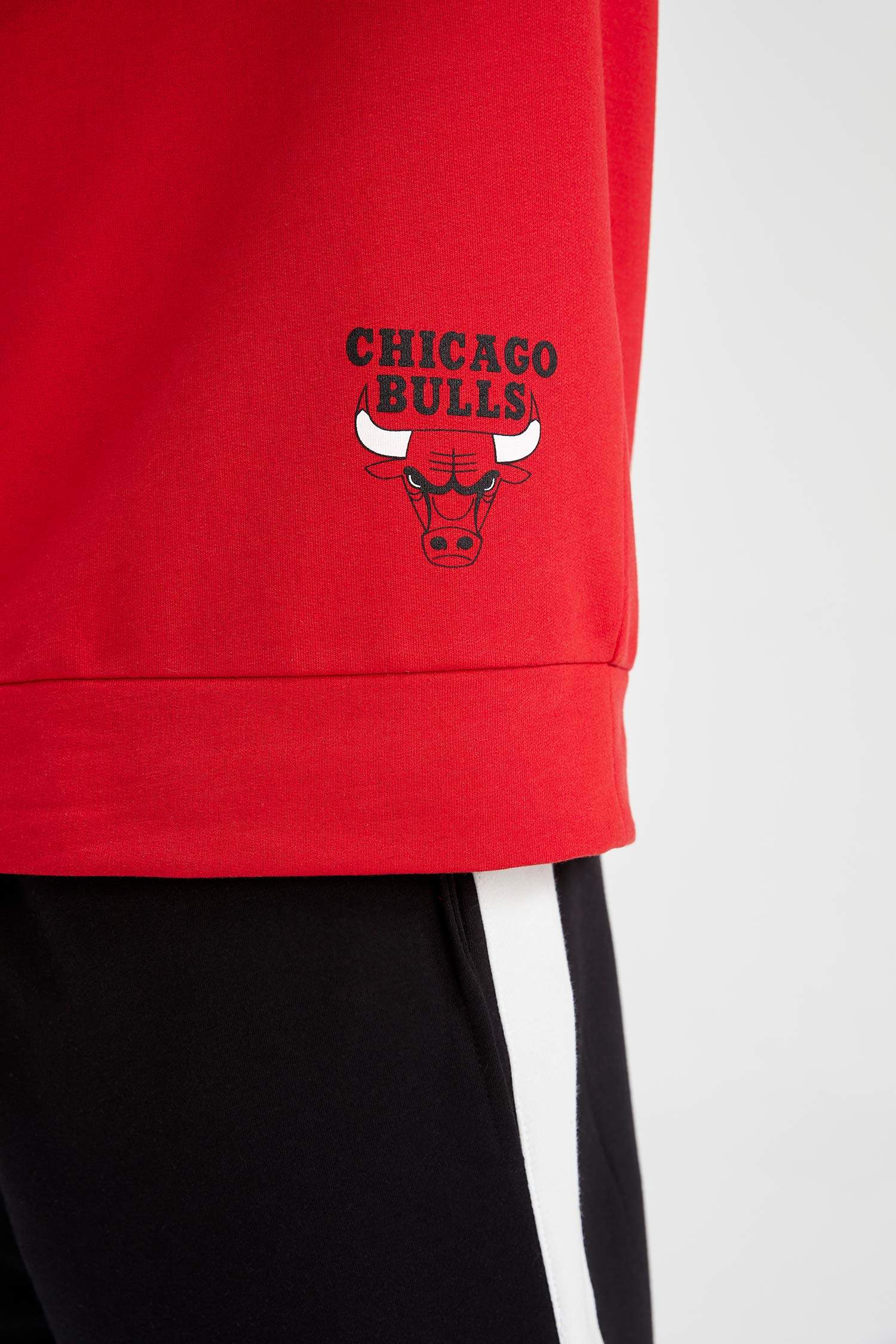 Defacto Fit NBA Chicago Bulls Regular Fit Kapüşonlu Kolsuz Tişört. 4