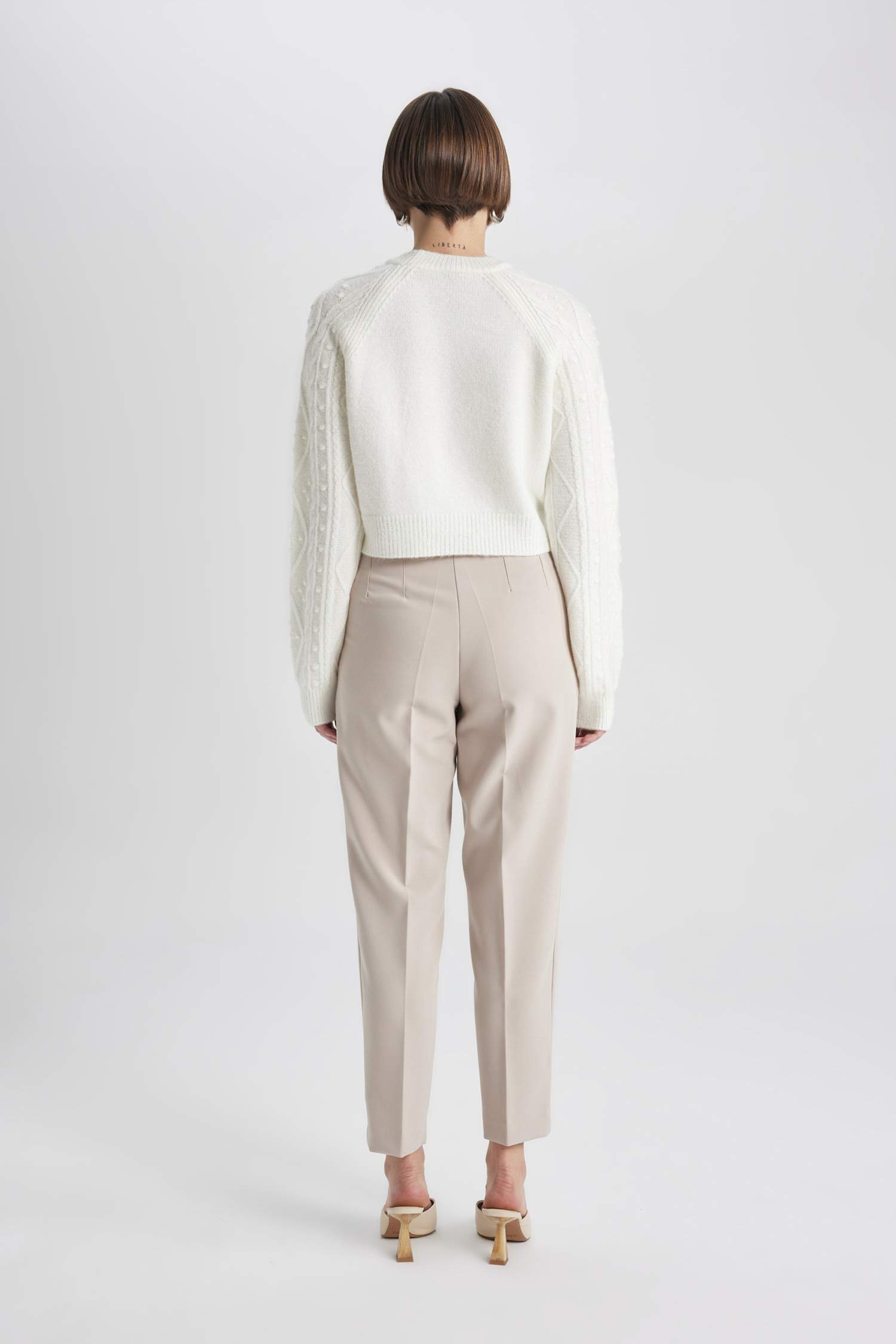 Брюки приталенного кроя с высокой талией