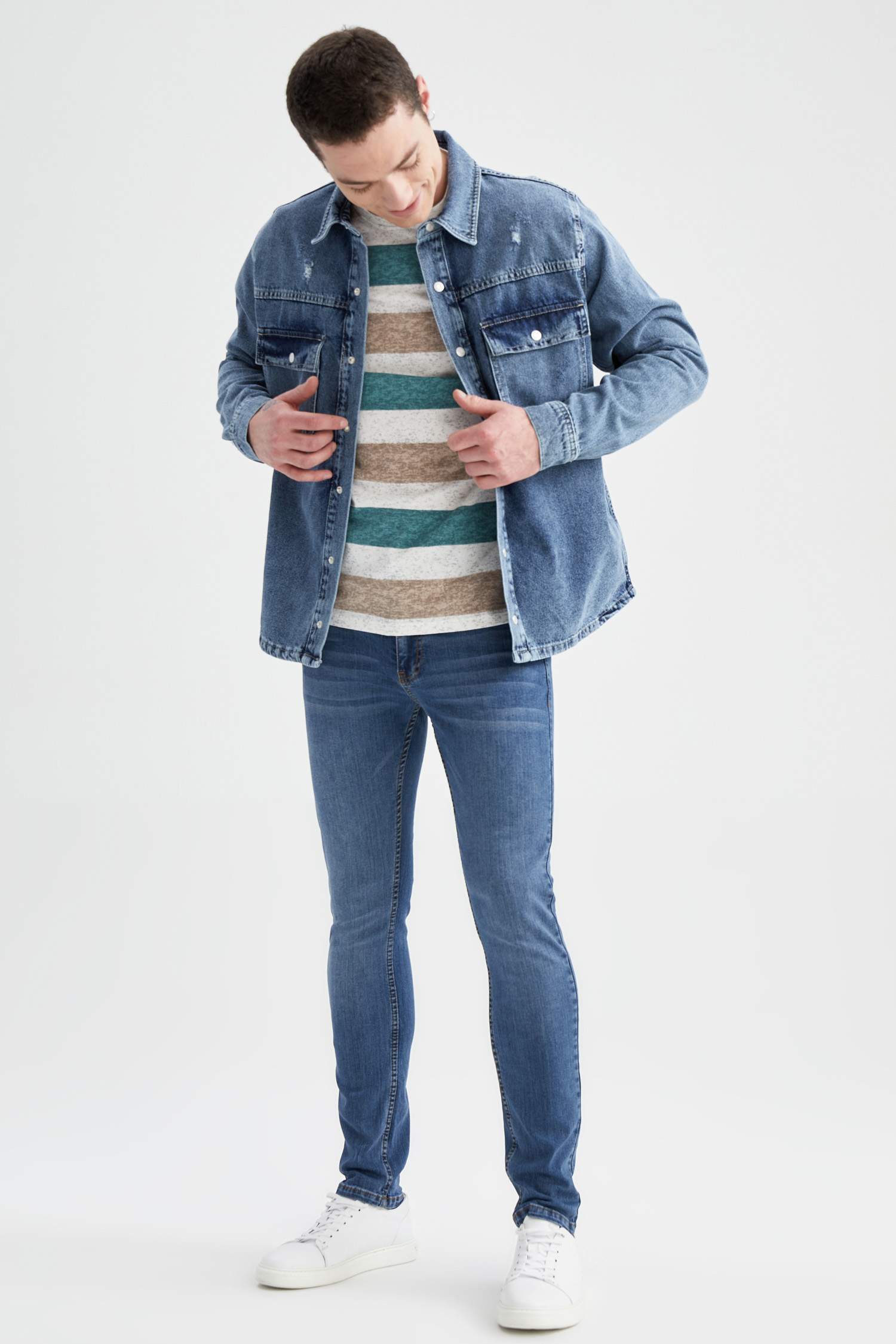 Chemise en jean à manches longues avec fermeture à pression et coupe décontractée