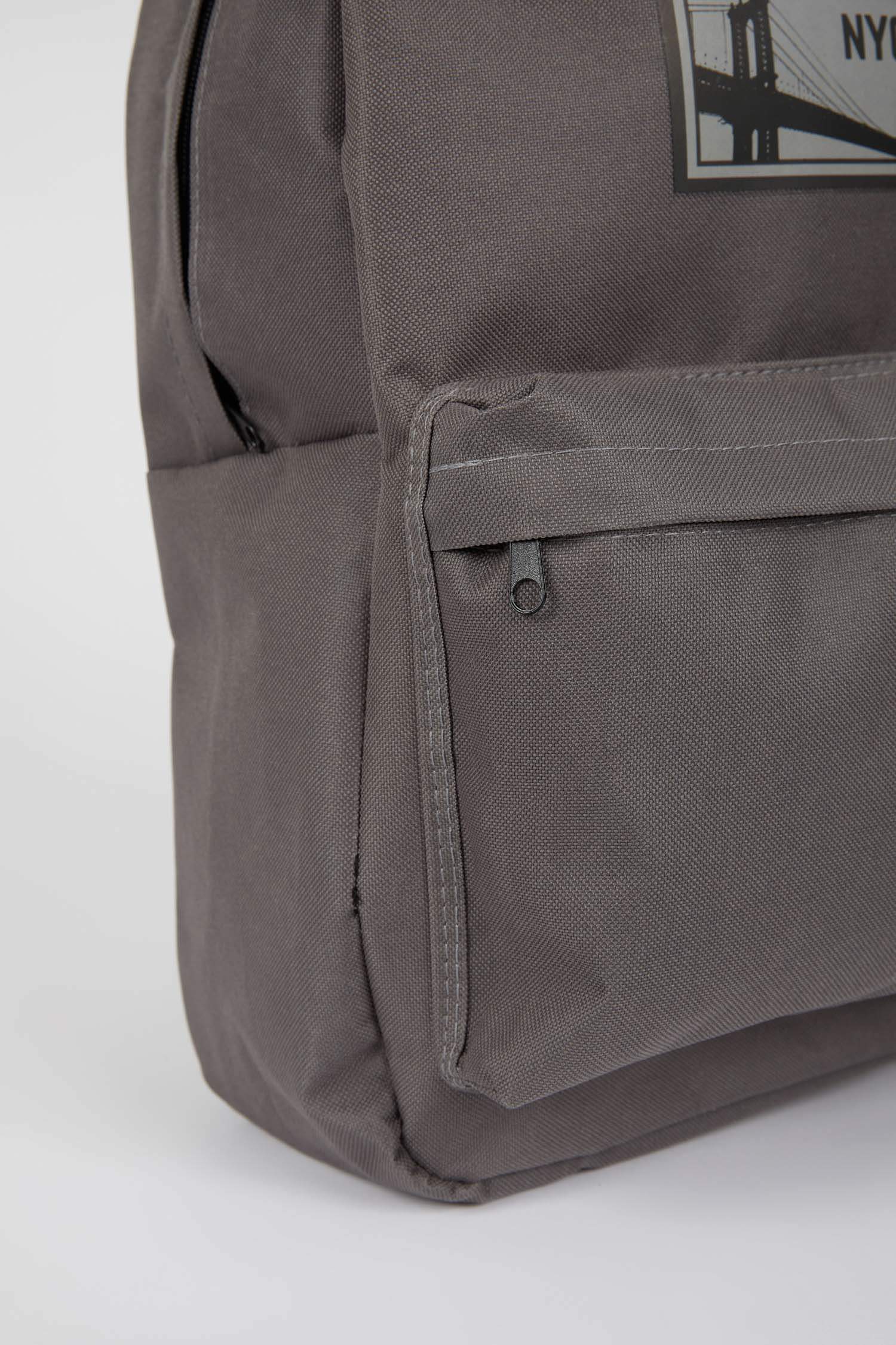 شنطة ظهر رجالية كبيرة بطبعة حروف