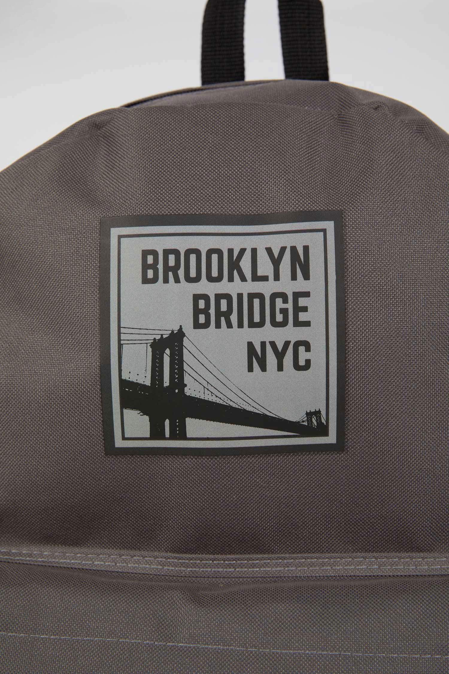 شنطة ظهر رجالية كبيرة بطبعة حروف