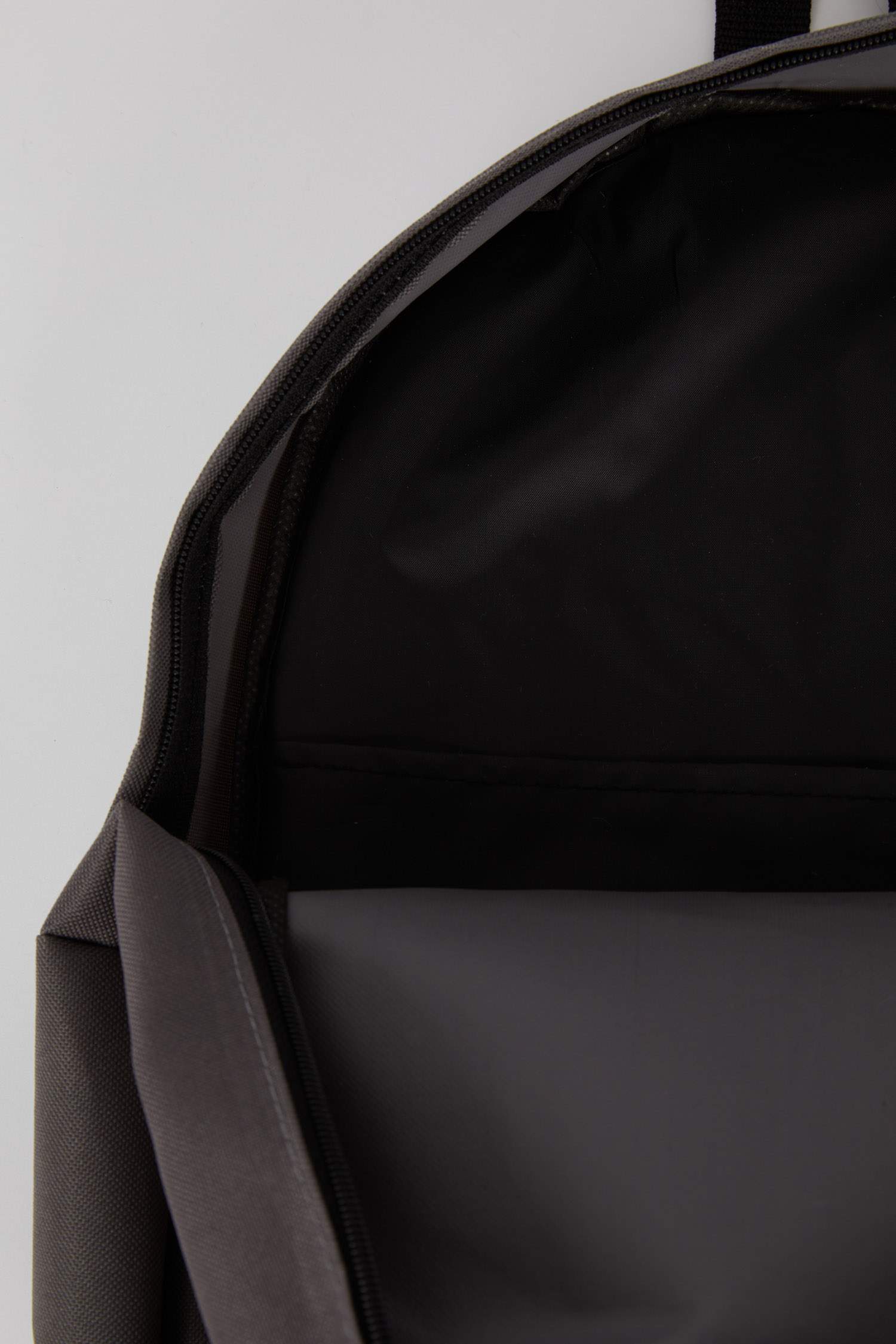 شنطة ظهر رجالية كبيرة بطبعة حروف