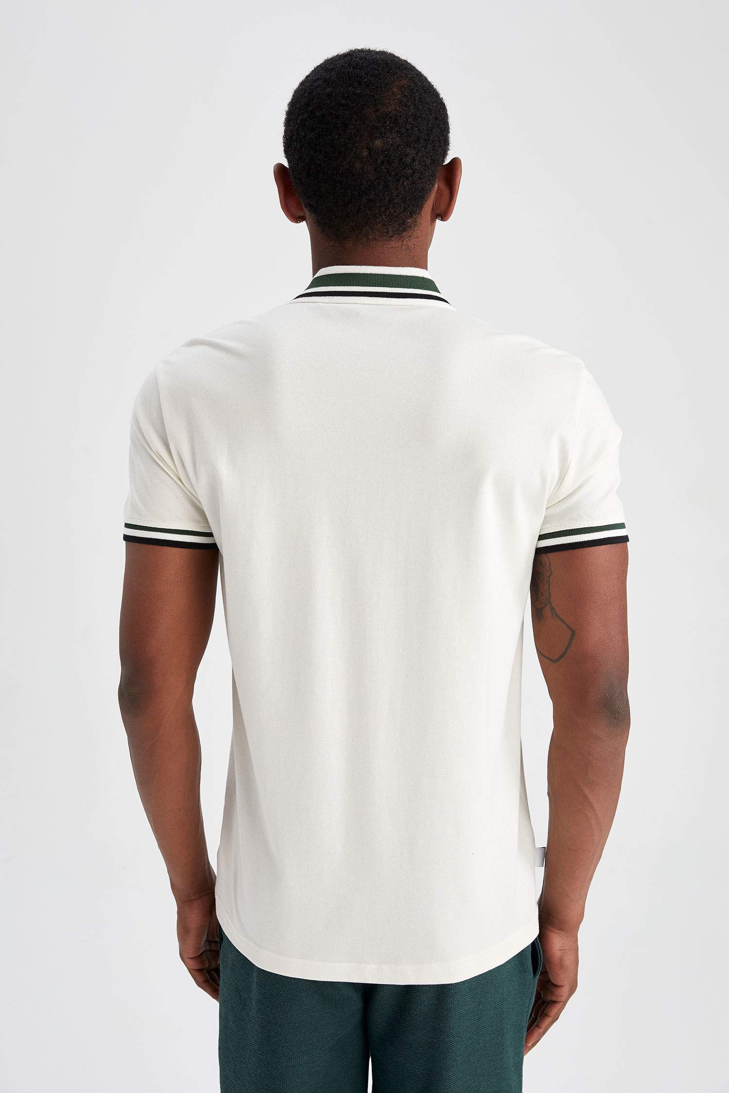 تي شيرت قطني ممشط بياقة بولو من NBA Milwaukee Bucks