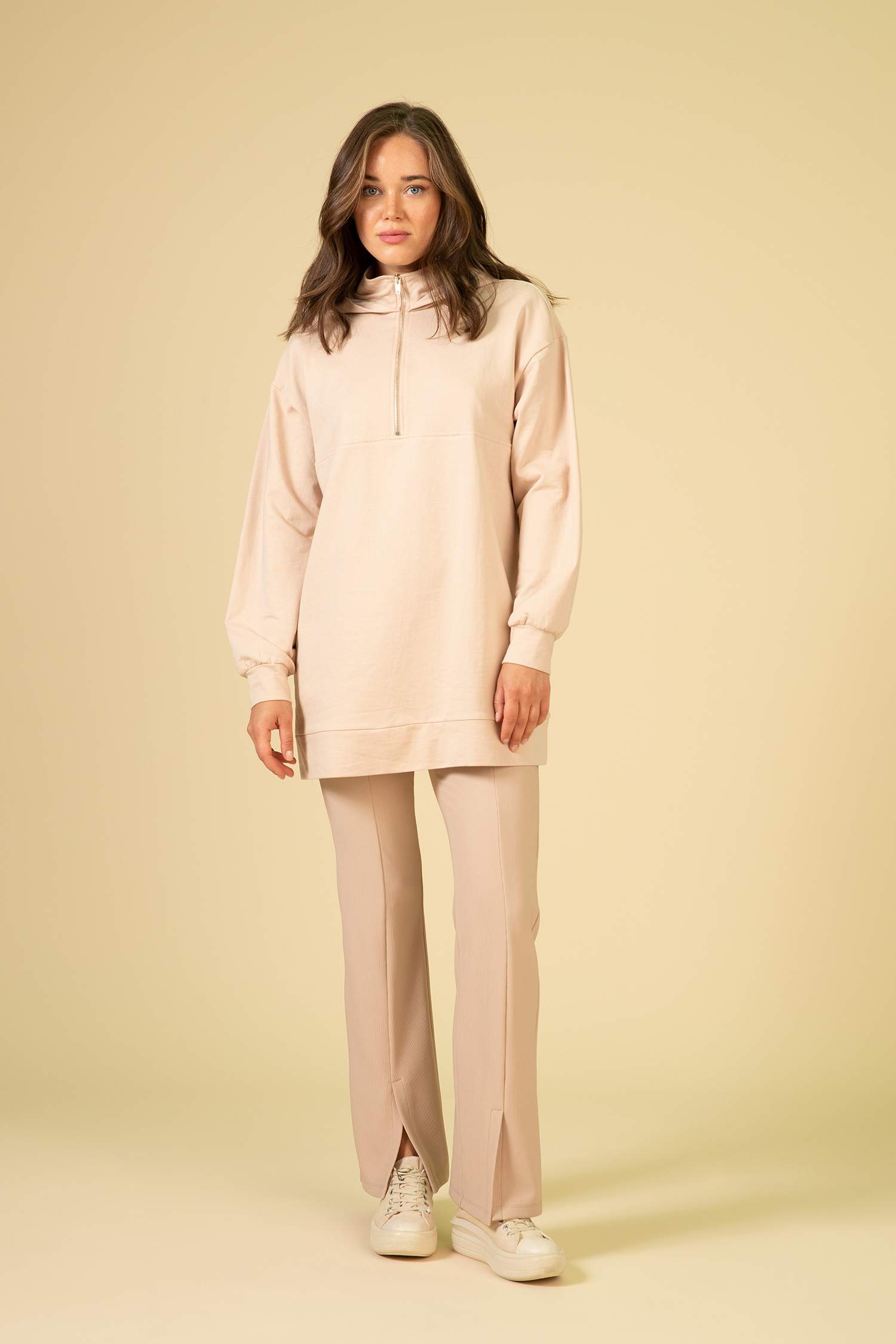 Pantalon Espagnol Détaillé Avec Une Fente