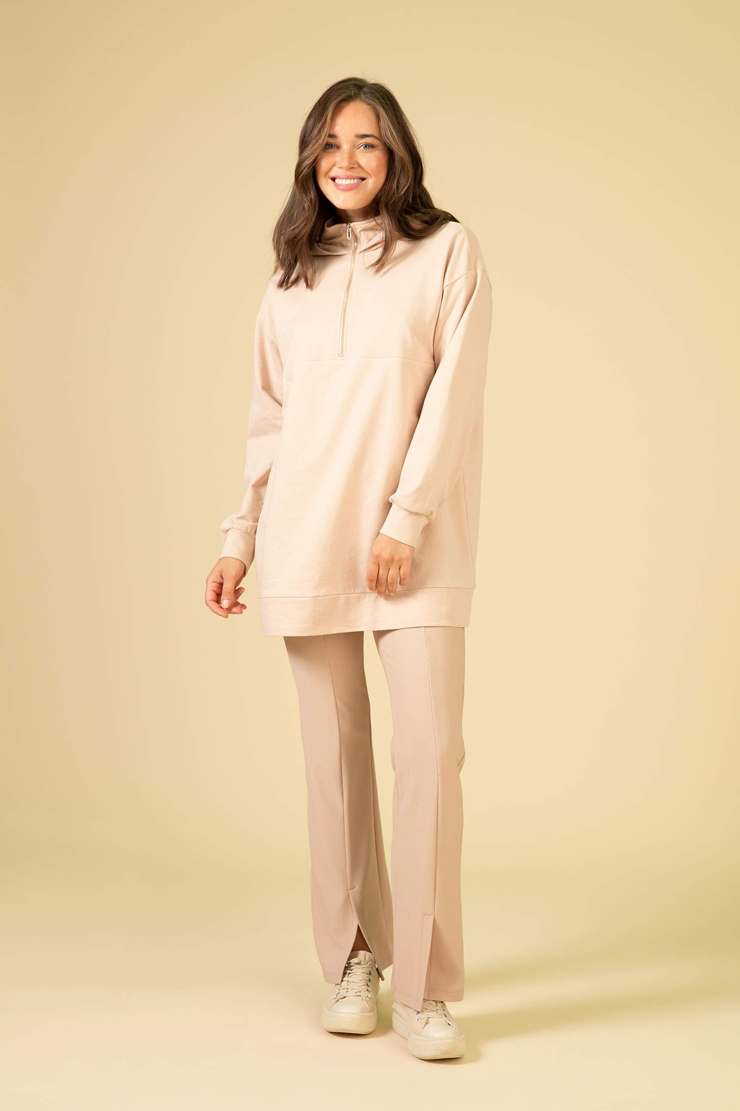 Pantalon Espagnol Détaillé Avec Une Fente