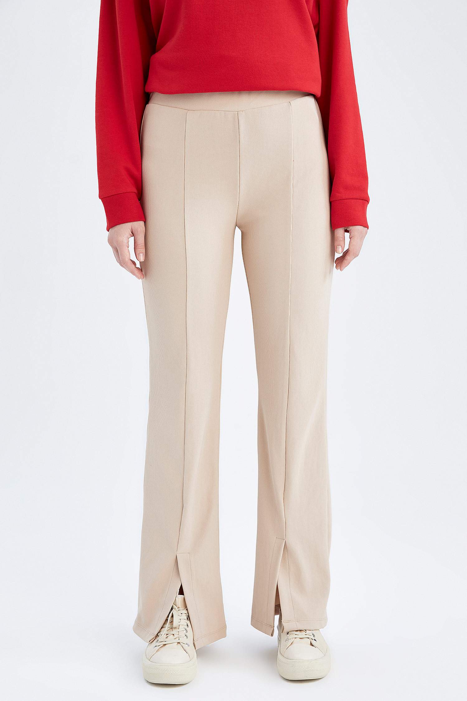 Pantalon Espagnol Détaillé Avec Une Fente