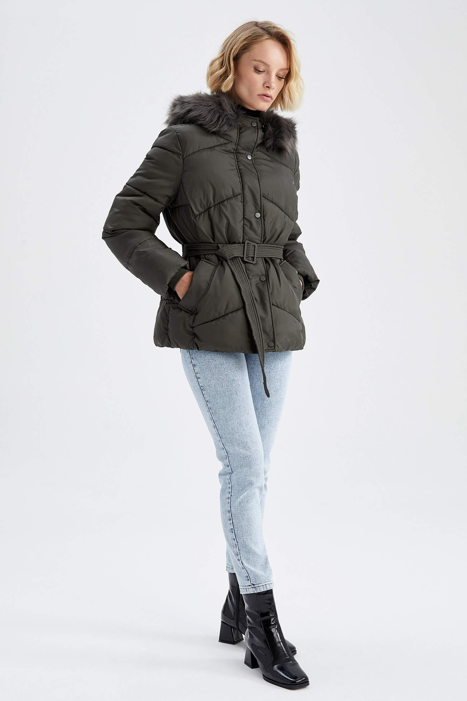 Su İtici Oversize Geniş Kesim Kapüşonlu Suni Kürklü Mont