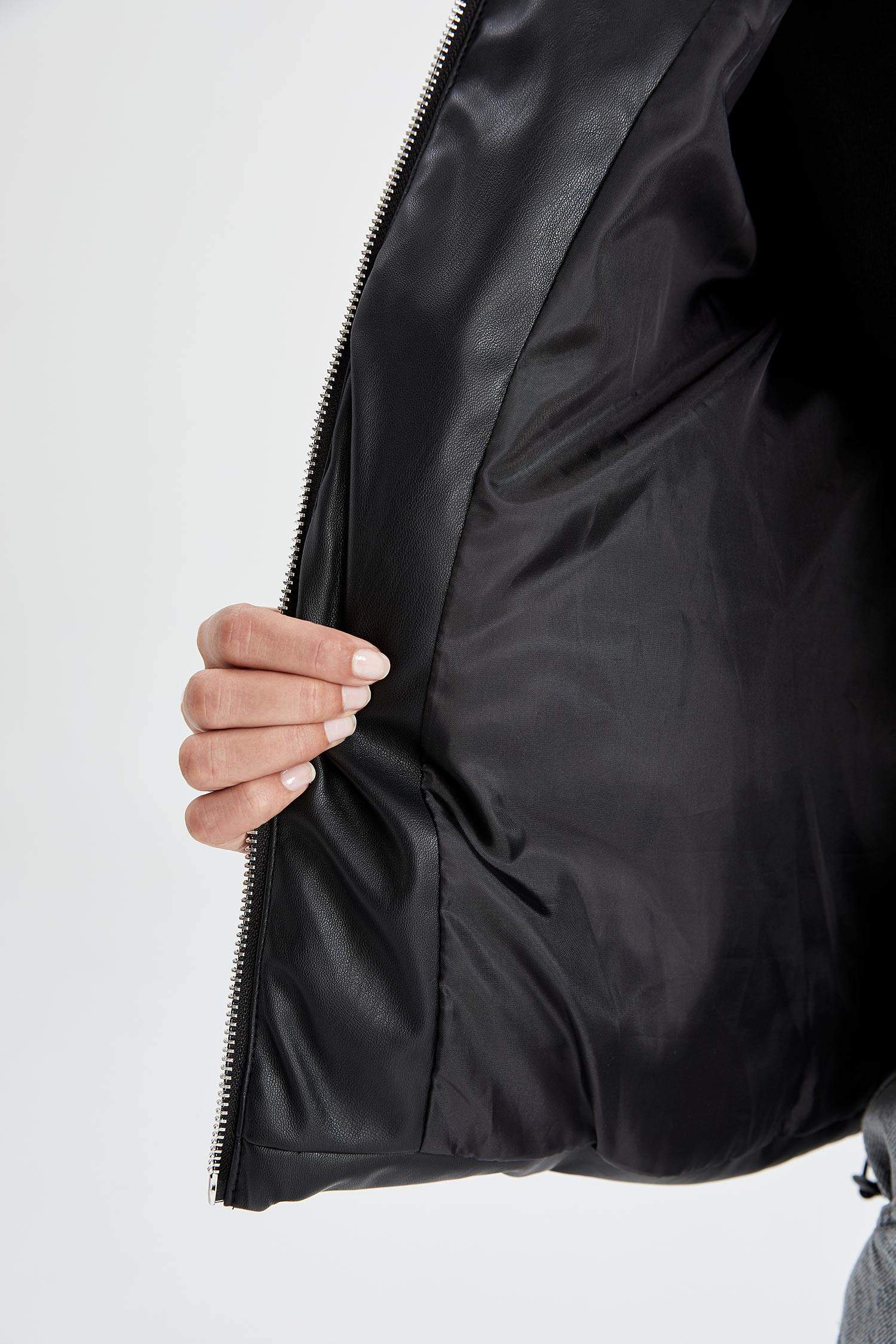 Regular Fit Su Geçirmez Suni Deri Mont