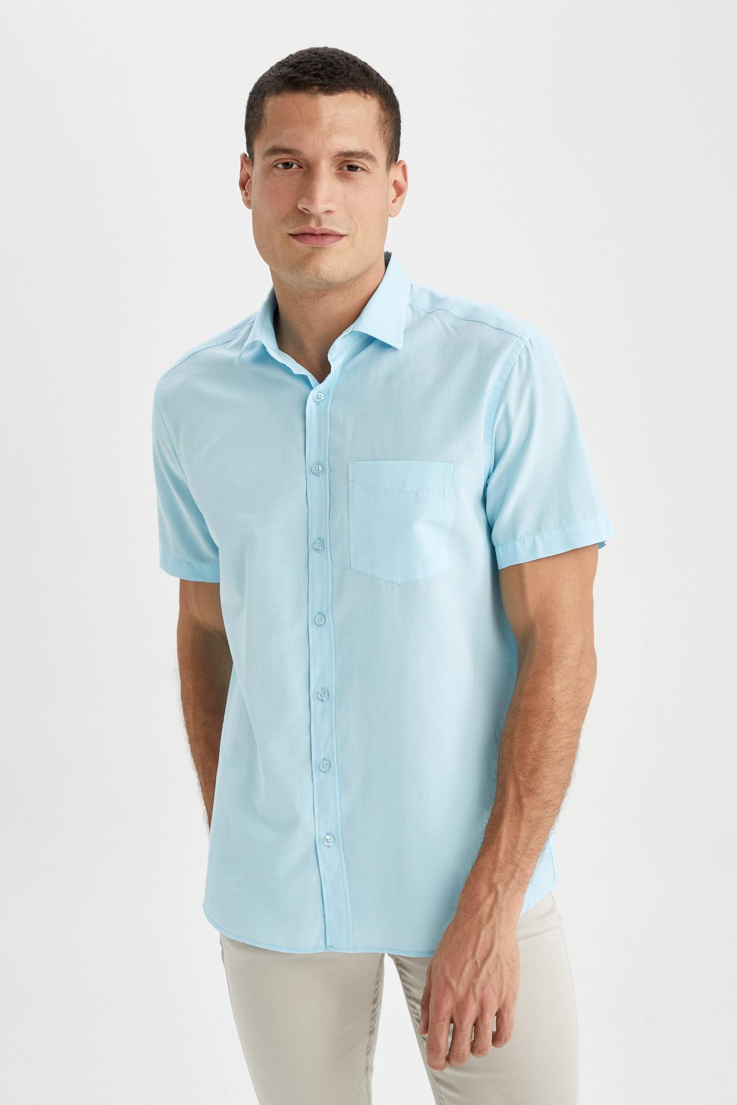 قميص بولو بقصة عادية وأكمام قصيرة