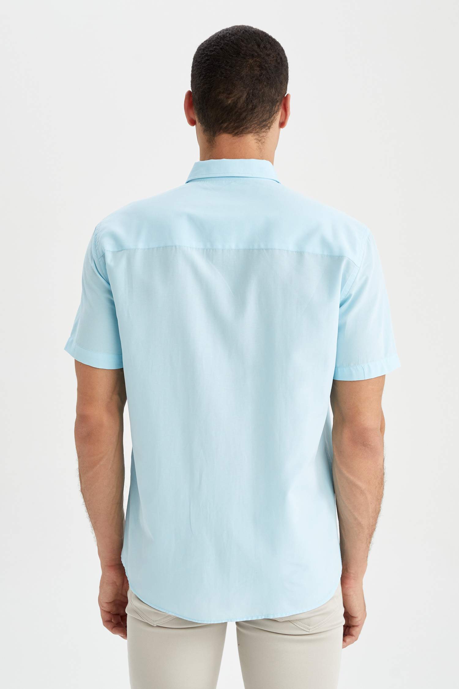 قميص بولو بقصة عادية وأكمام قصيرة