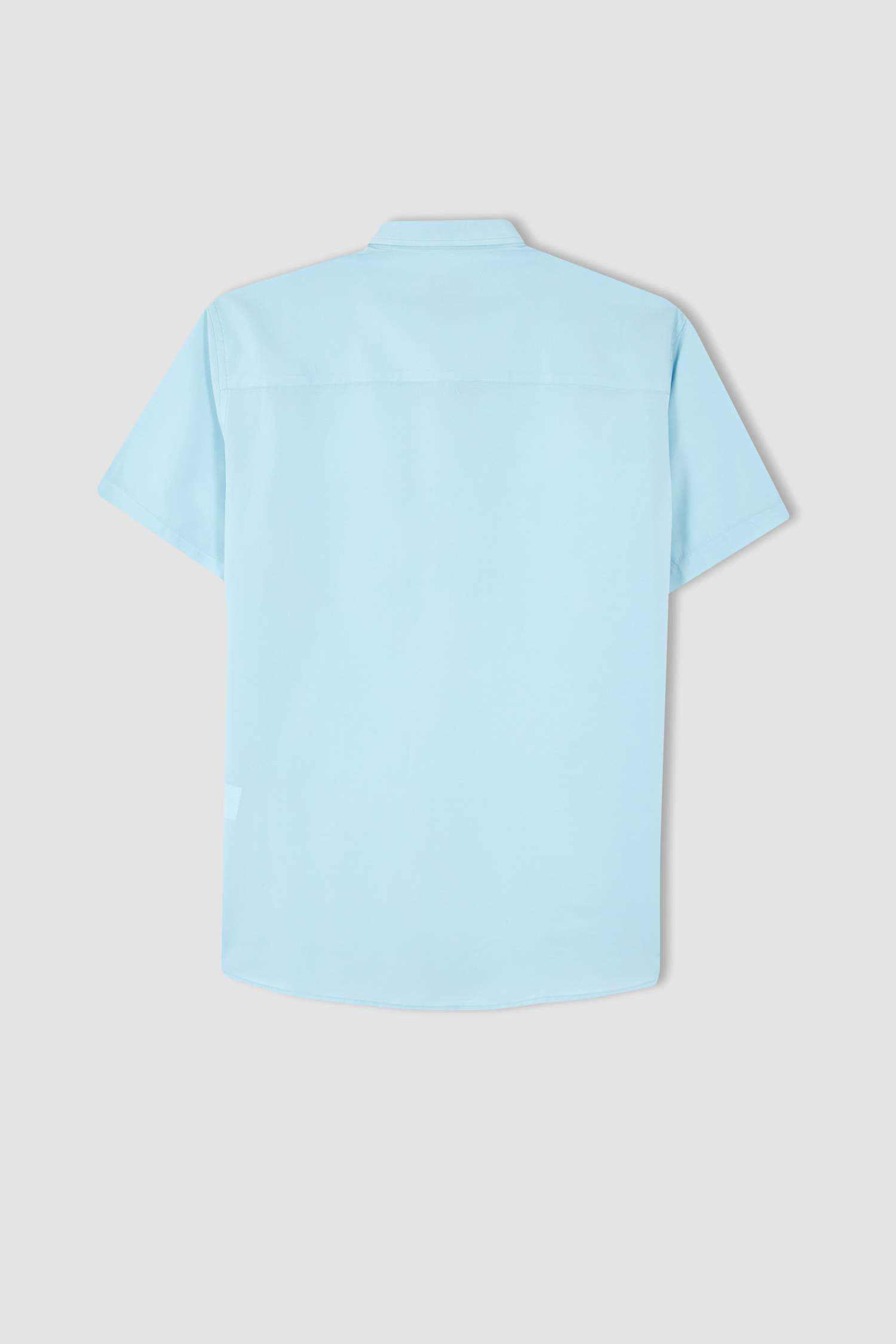 قميص بولو بقصة عادية وأكمام قصيرة