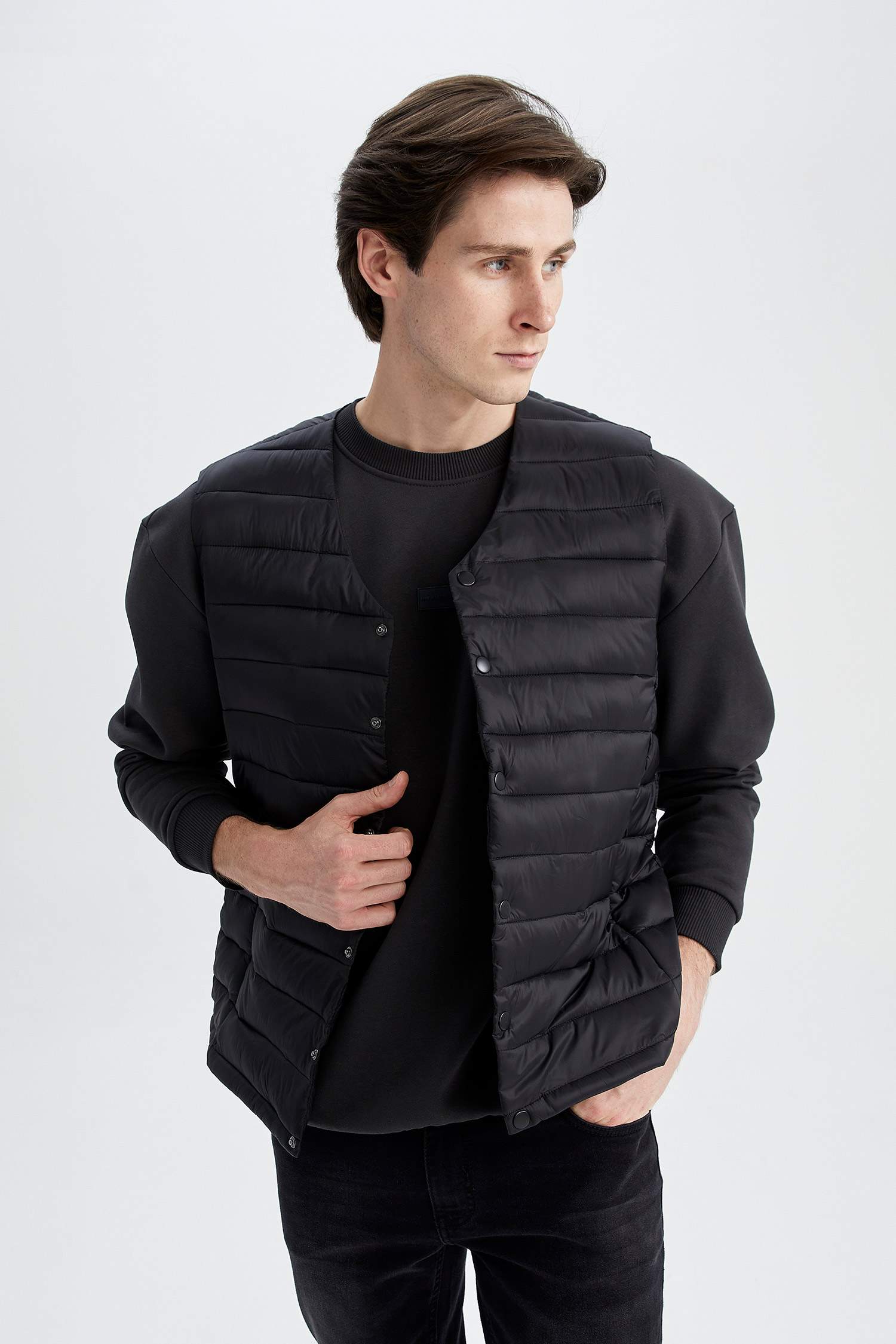 قمصلة يلك خفيف بقصة عادية بياقة V