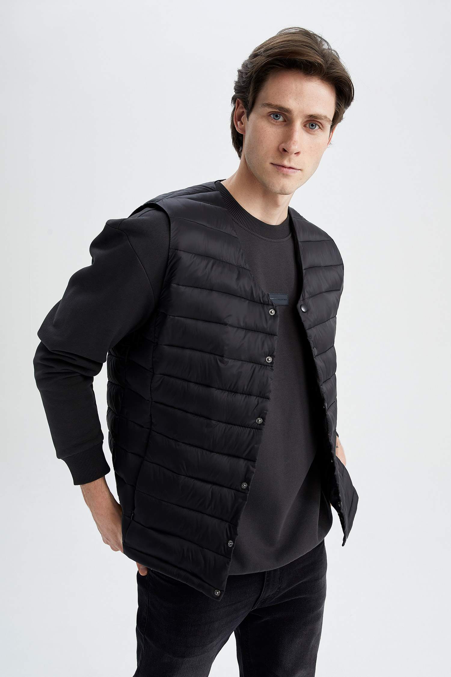 قمصلة يلك خفيف بقصة عادية بياقة V