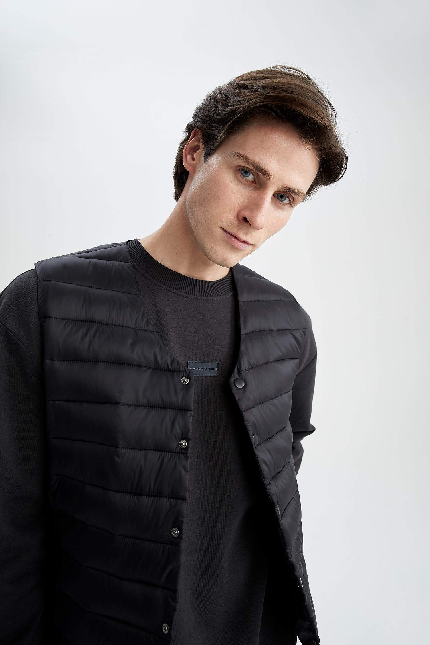 قمصلة يلك خفيف بقصة عادية بياقة V