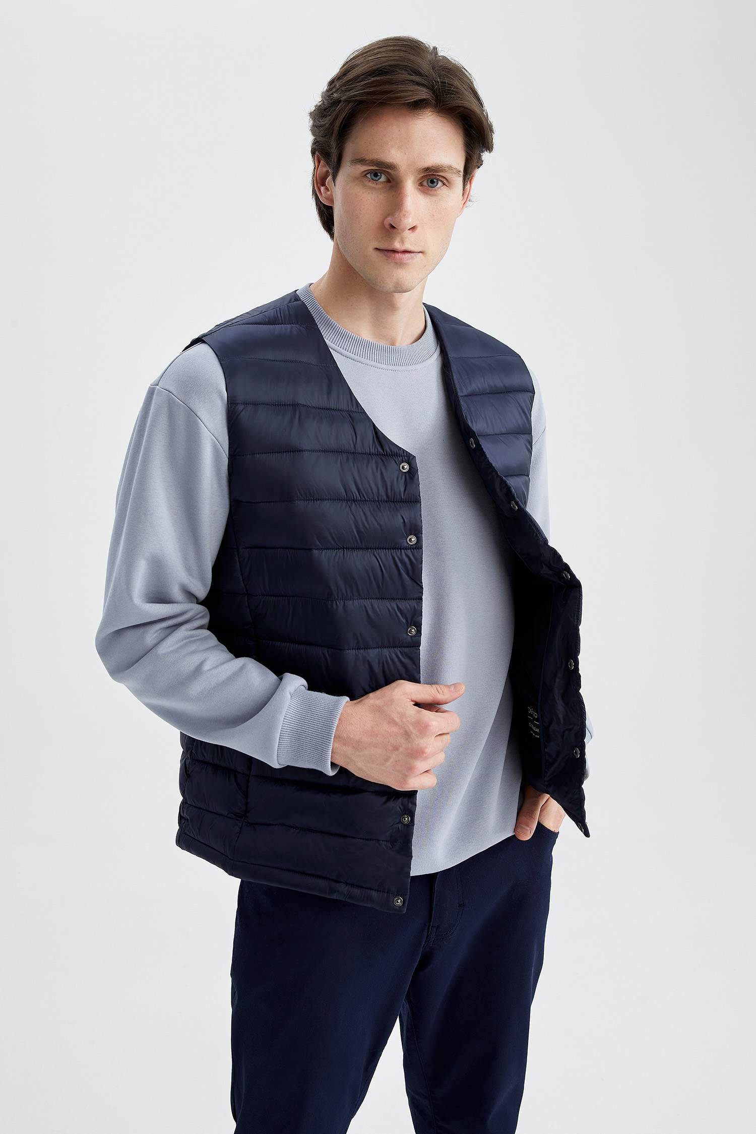 يلك قصة عادية بياقة V