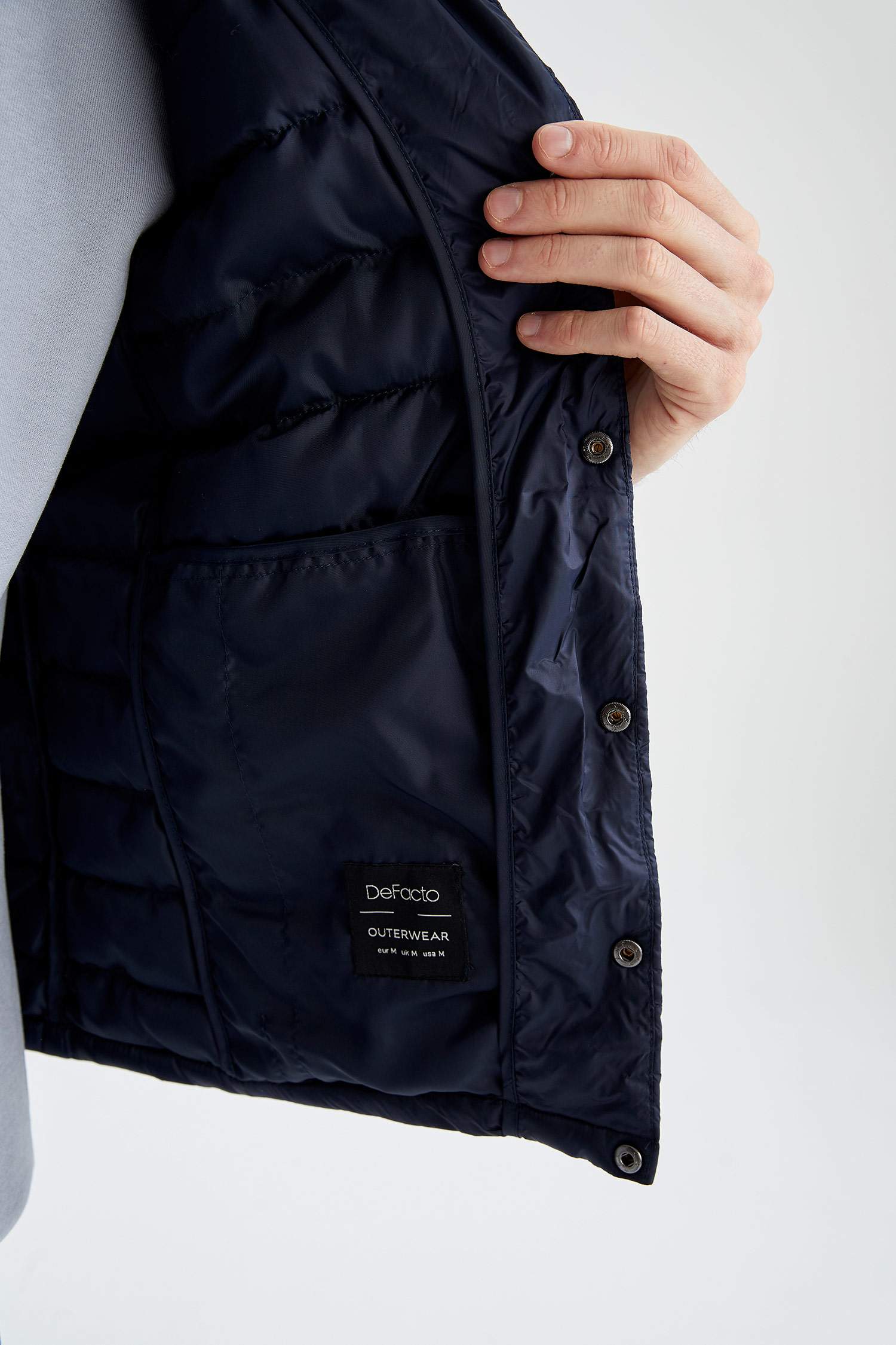 يلك قصة عادية بياقة V