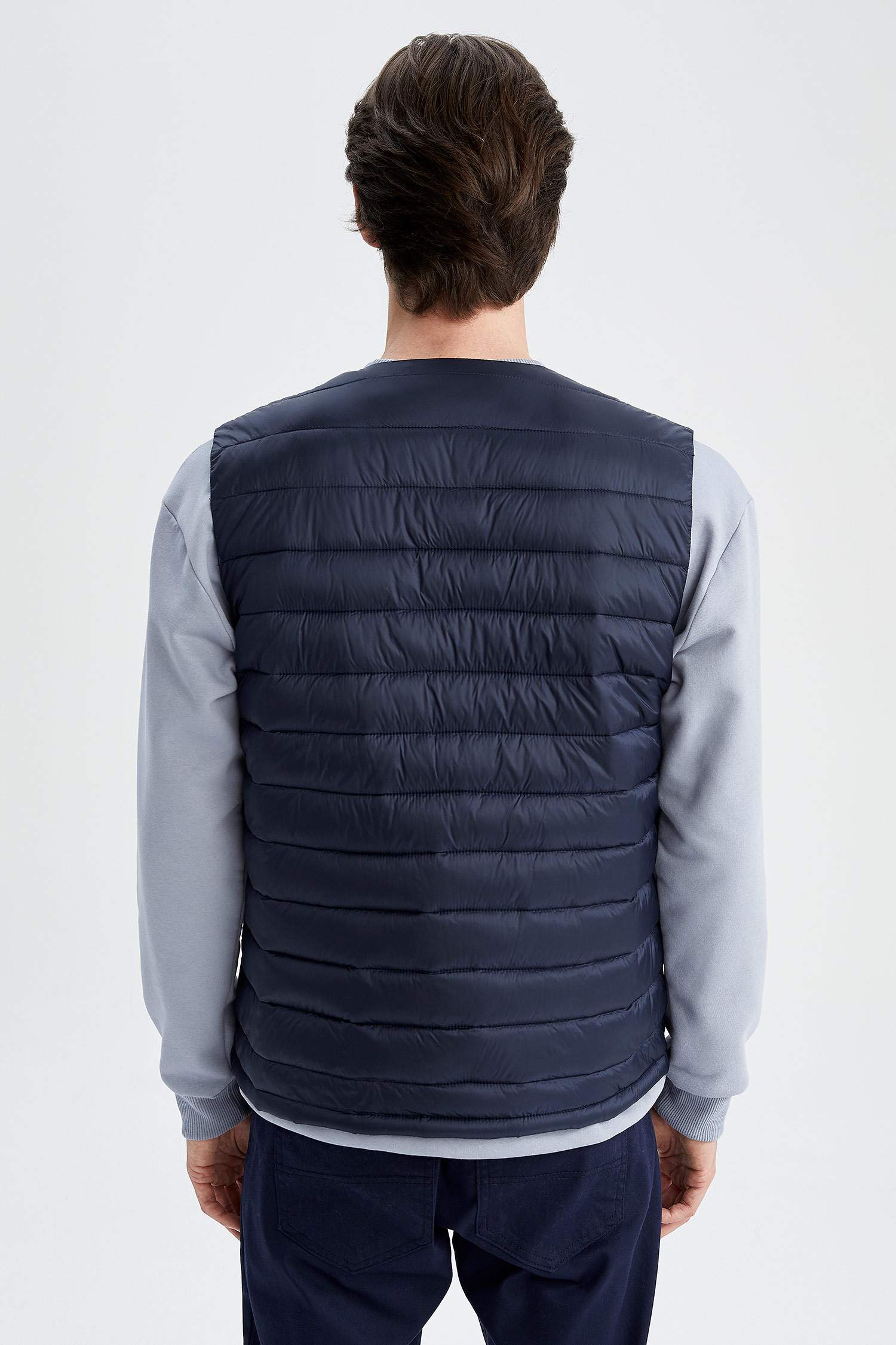 يلك قصة عادية بياقة V