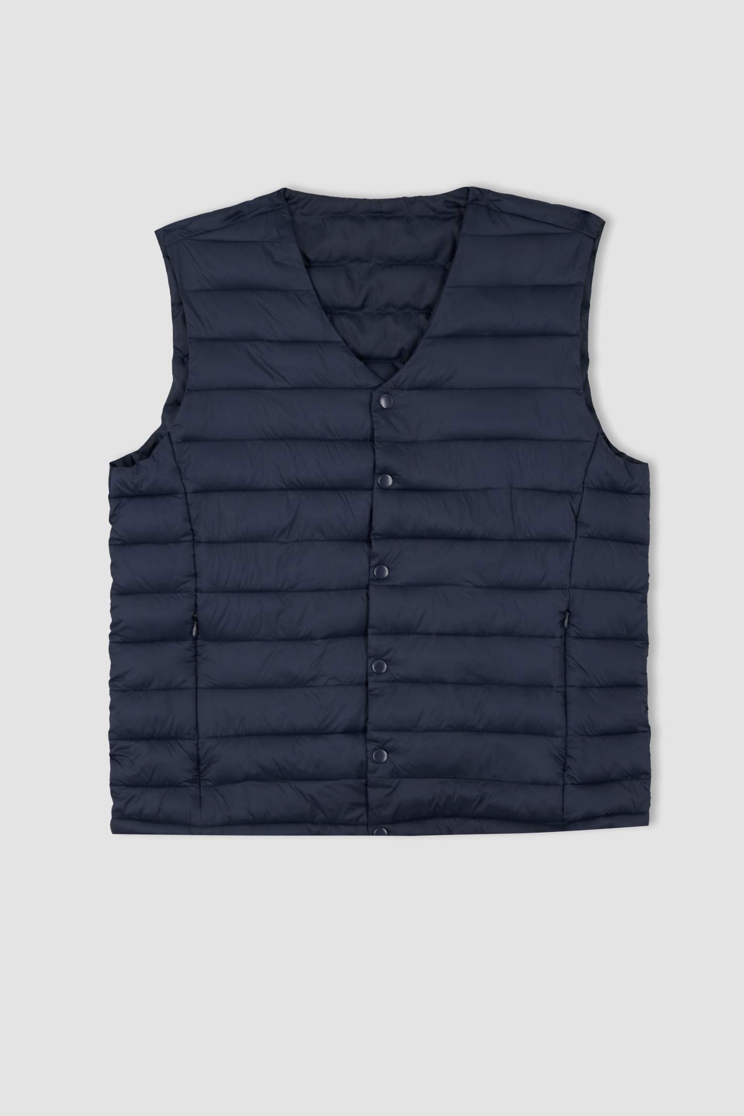 يلك قصة عادية بياقة V