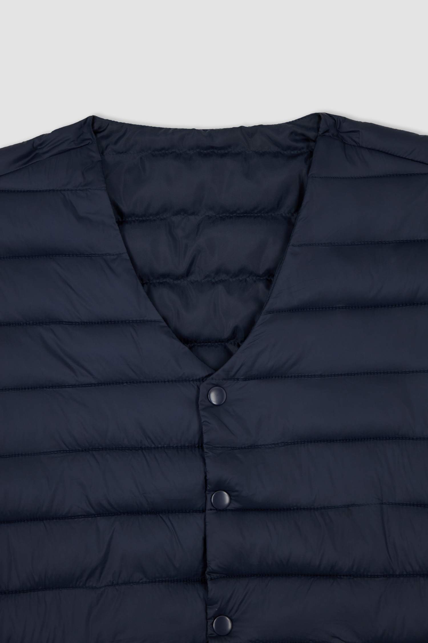 يلك قصة عادية بياقة V