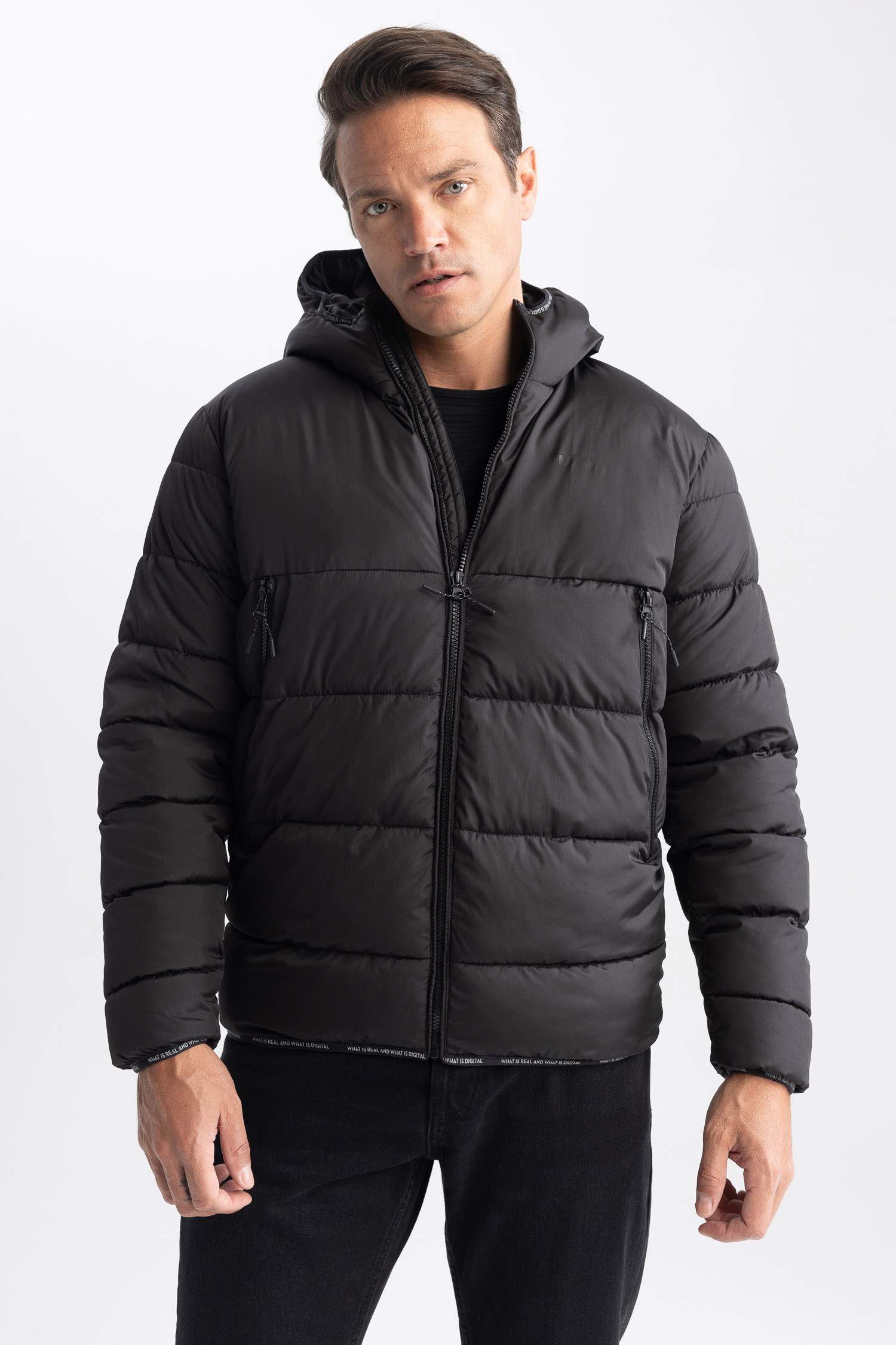 Дутая куртка стандартного кроя с капюшоном