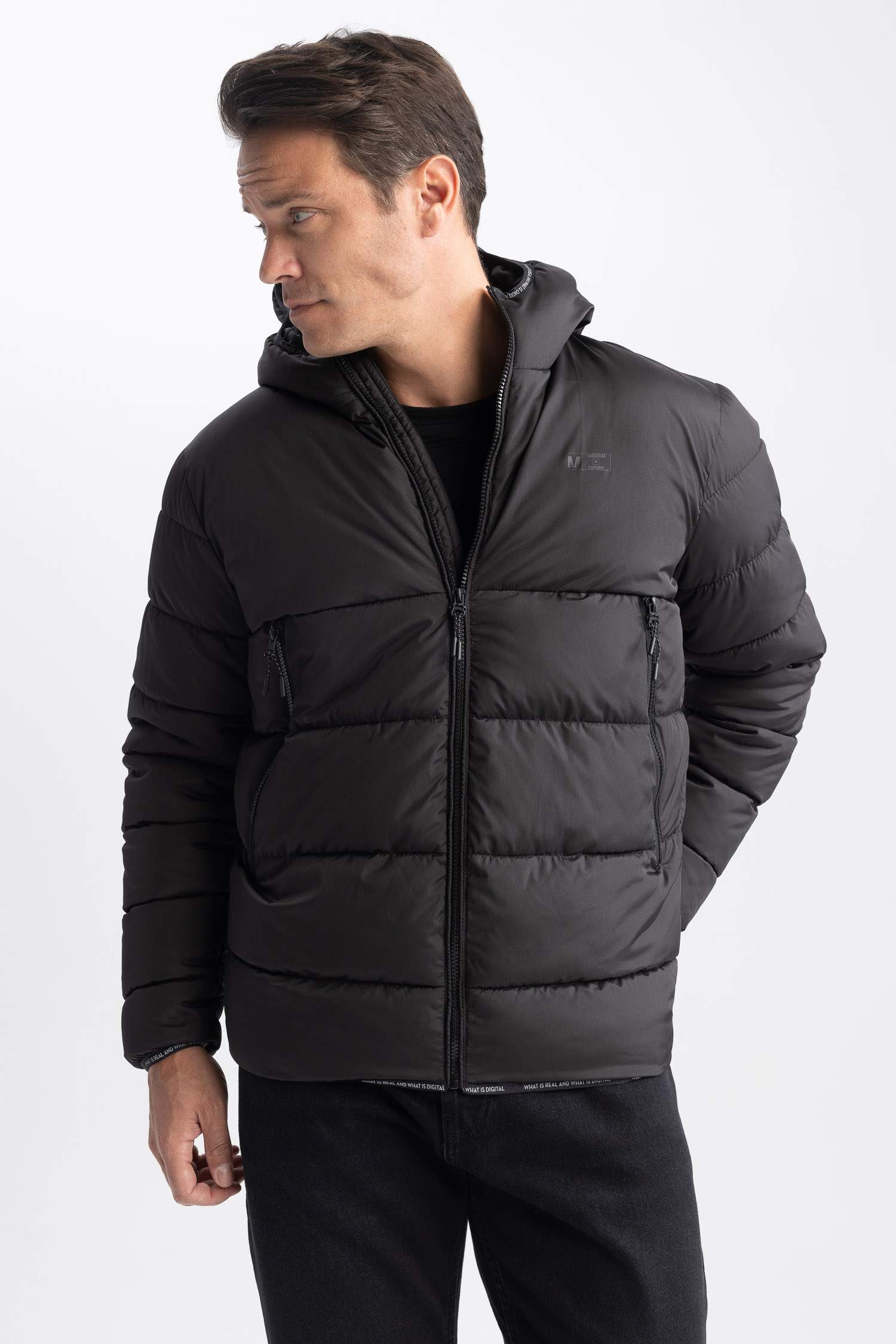 Дутая куртка стандартного кроя с капюшоном