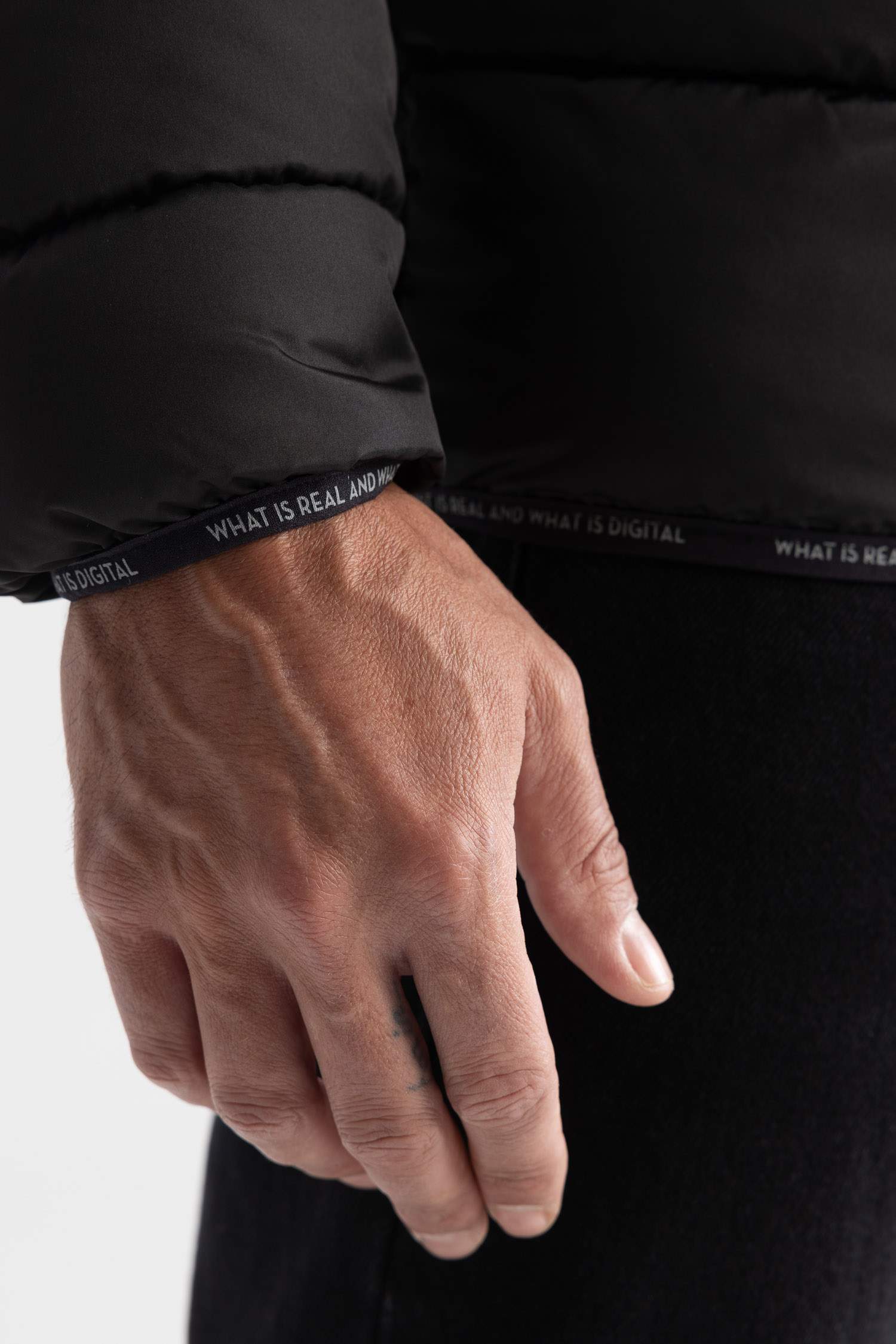 Дутая куртка стандартного кроя с капюшоном