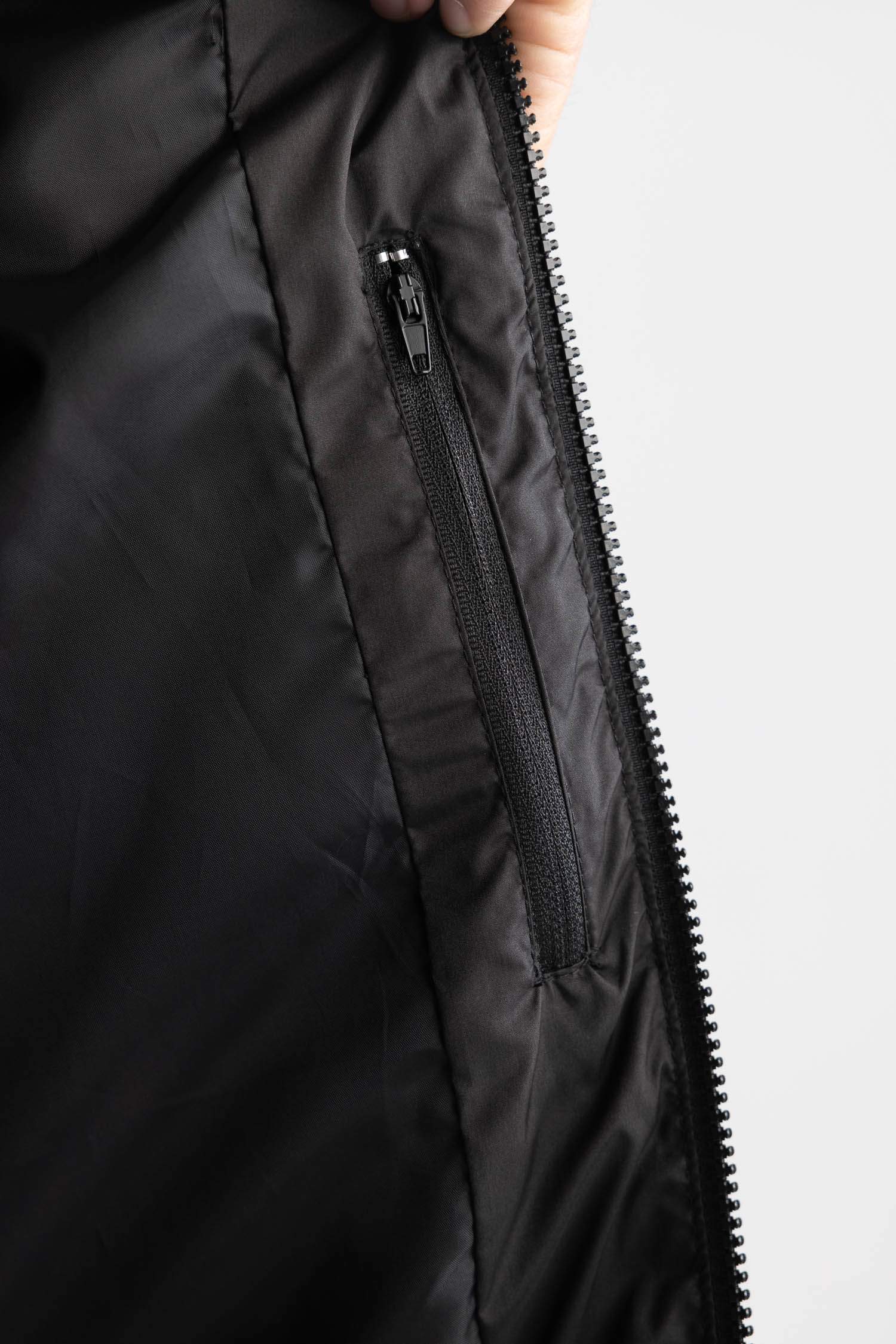 Дутая куртка стандартного кроя с капюшоном