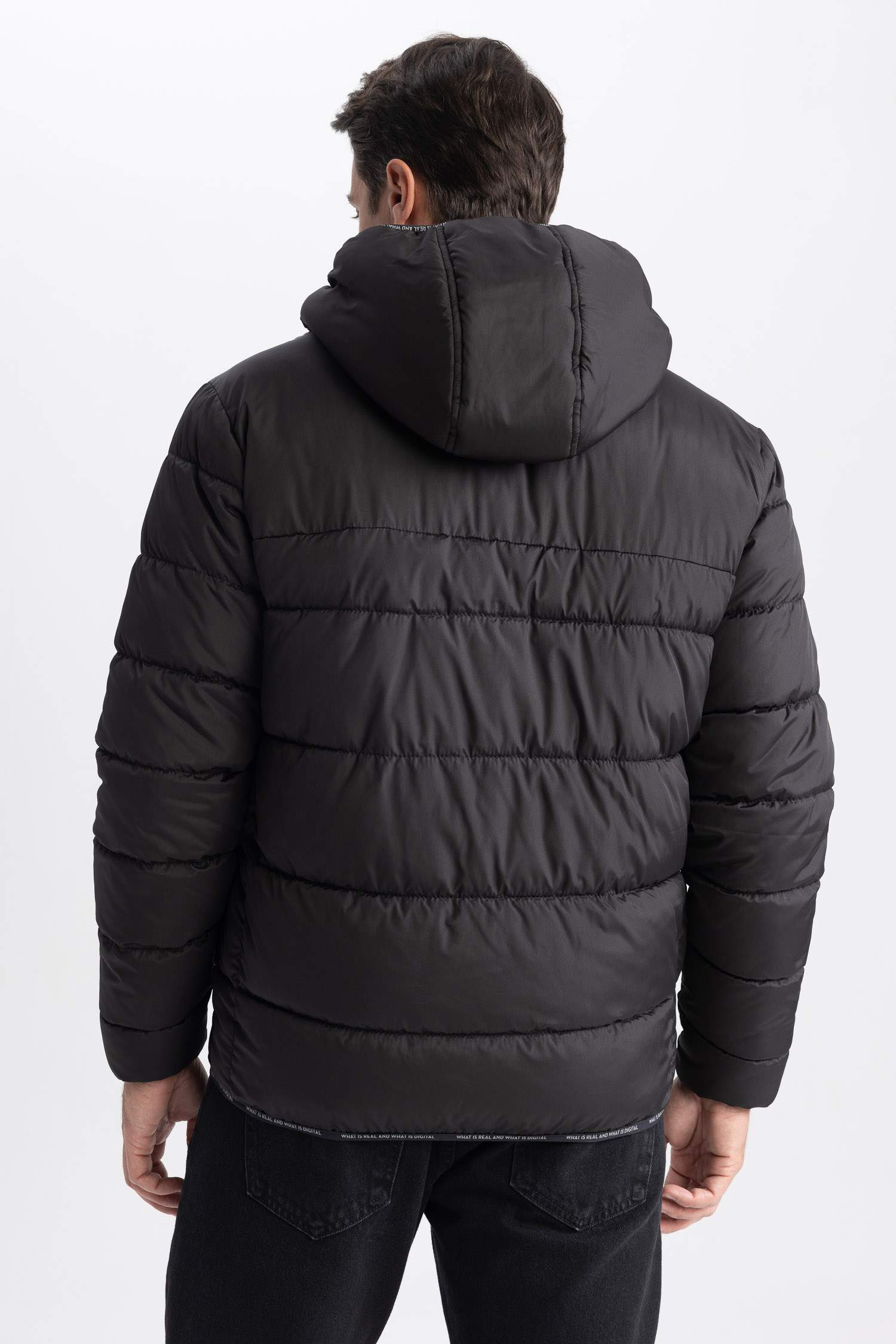 Дутая куртка стандартного кроя с капюшоном