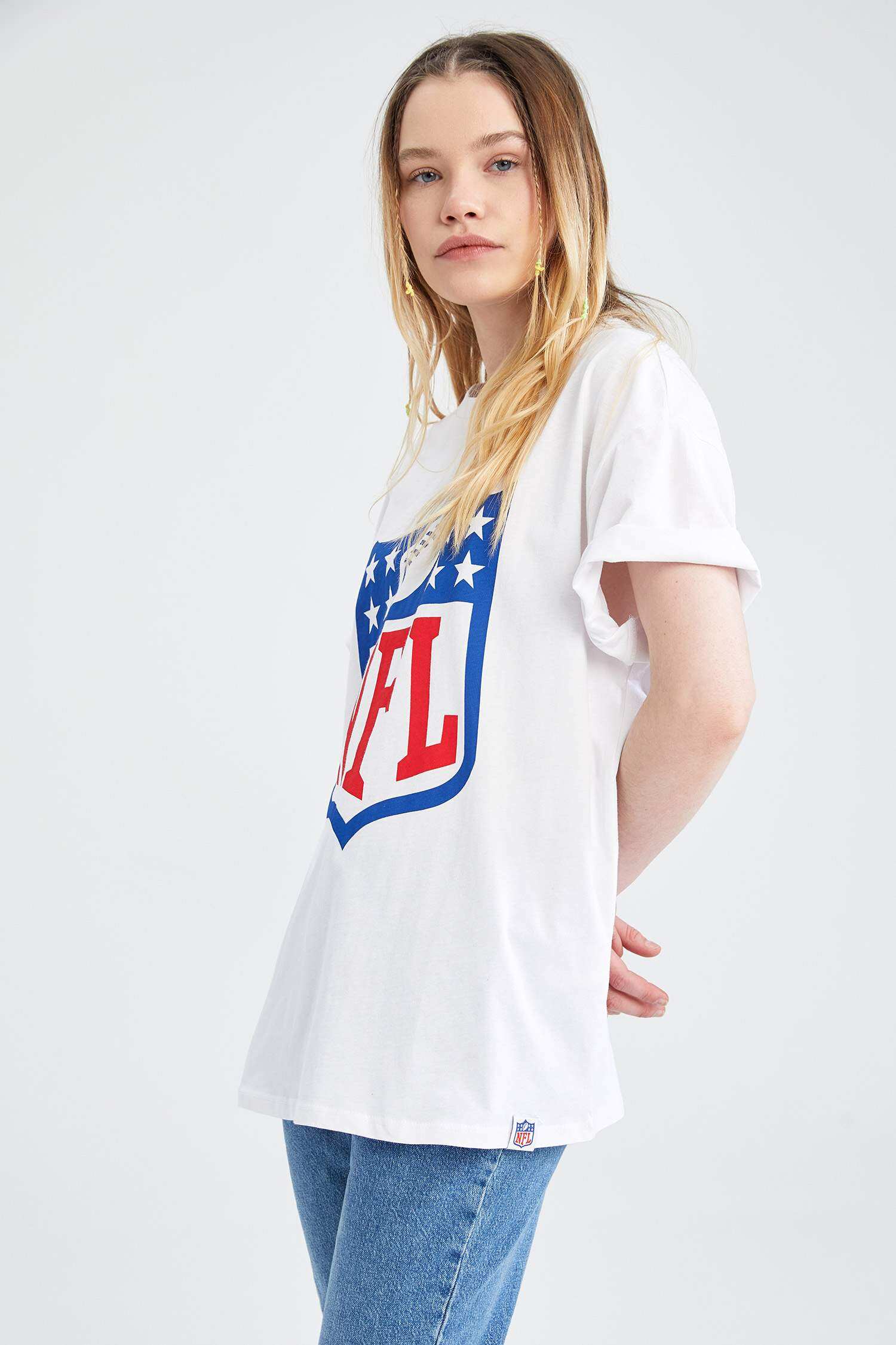 White Woman Oversize Fit Short Sleeve NFL Shield Printed T-Shirt 2432083