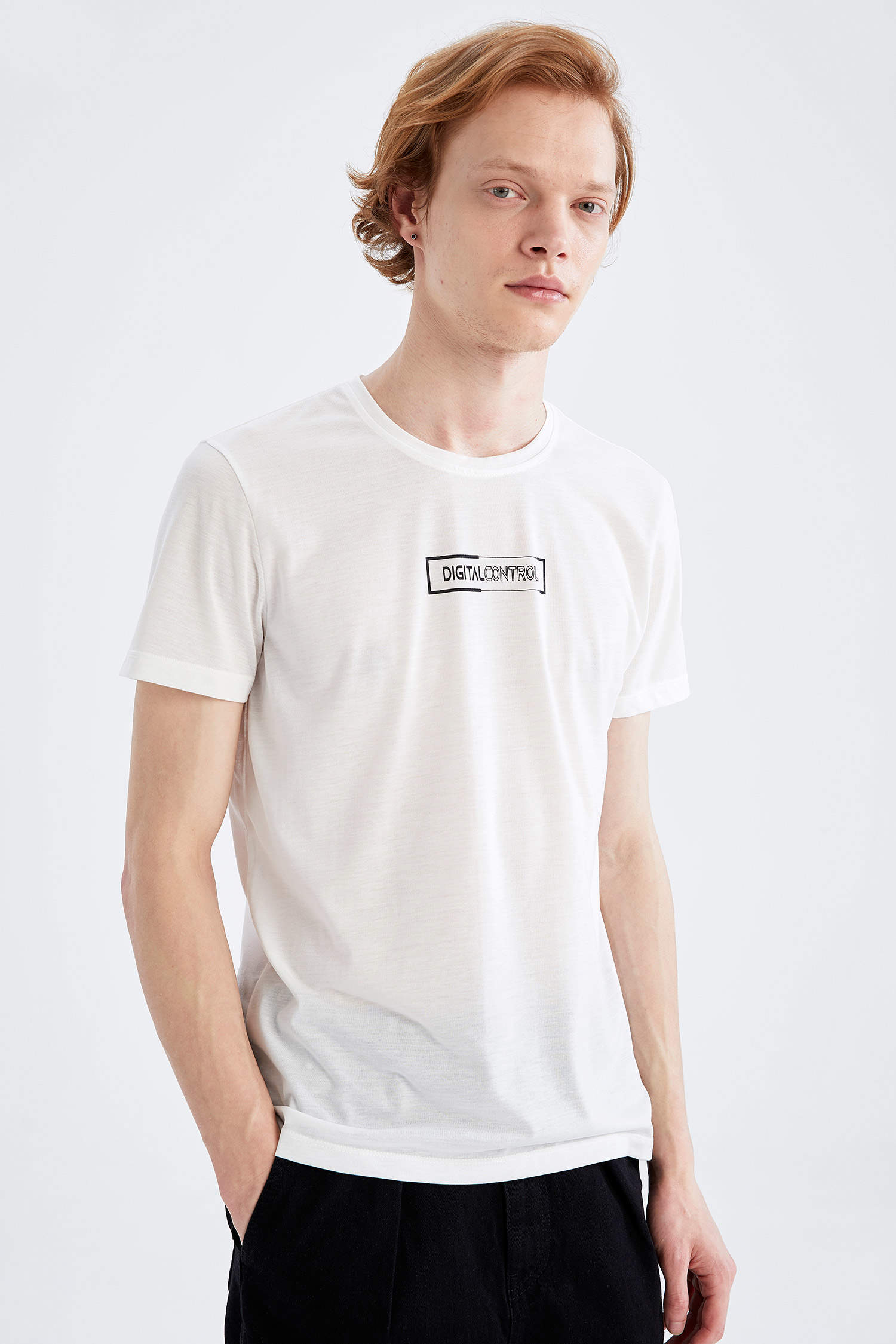 White MEN Slim Fit Short Sleeve T-Shirt 2409450 | DeFacto