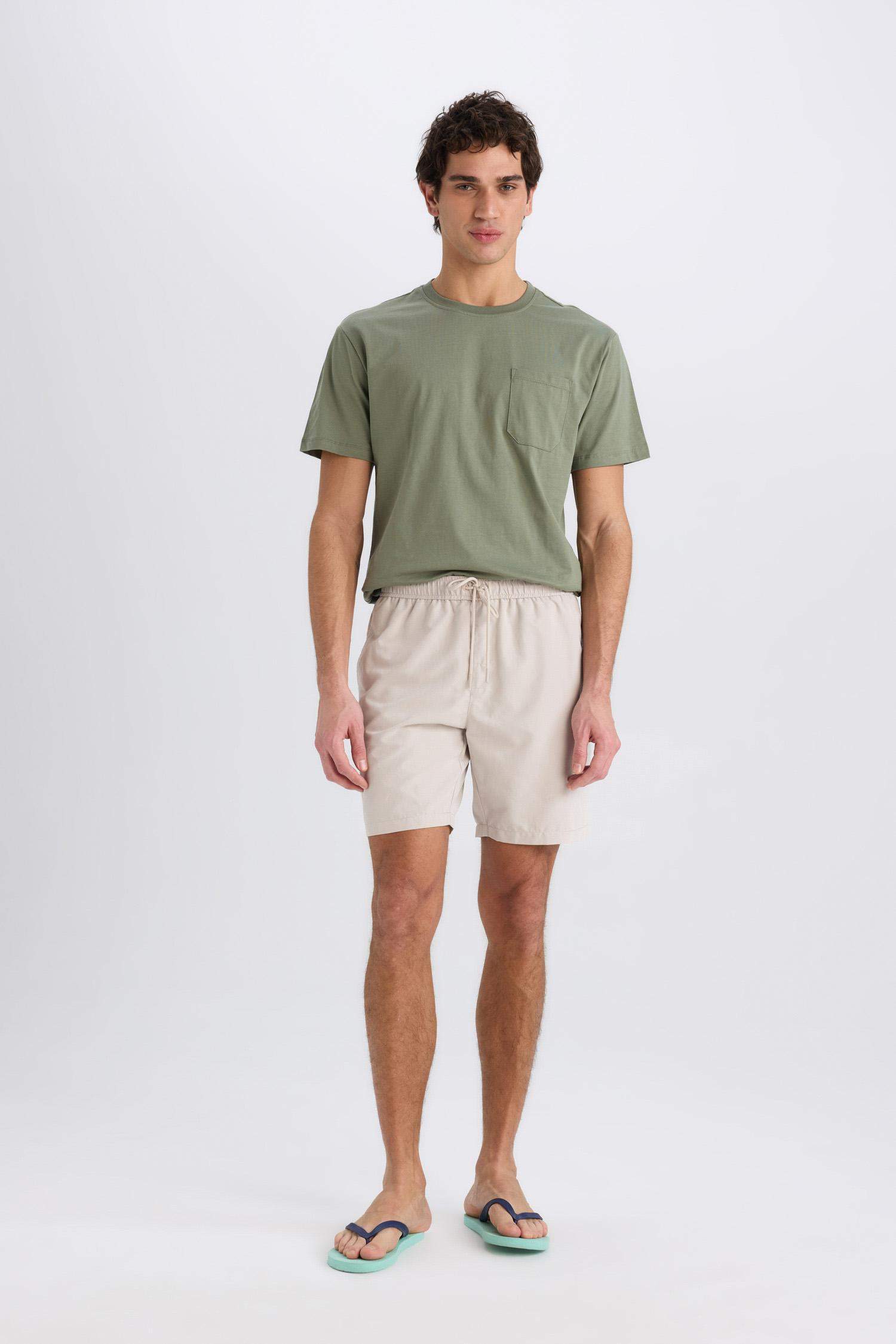 شورت بحر قصير ببطانة شبكية قماش سريع الجفاف