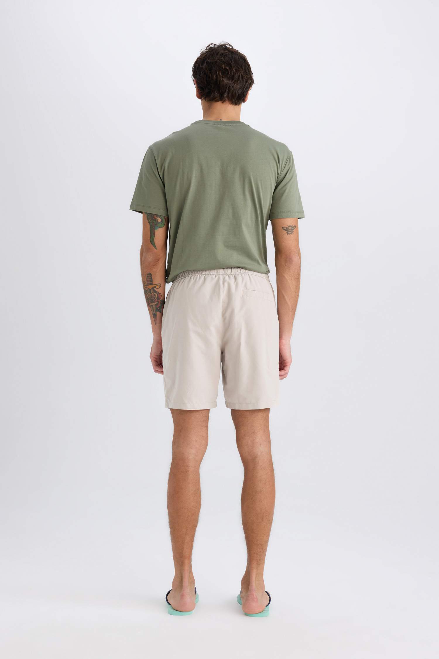 شورت بحر قصير ببطانة شبكية قماش سريع الجفاف