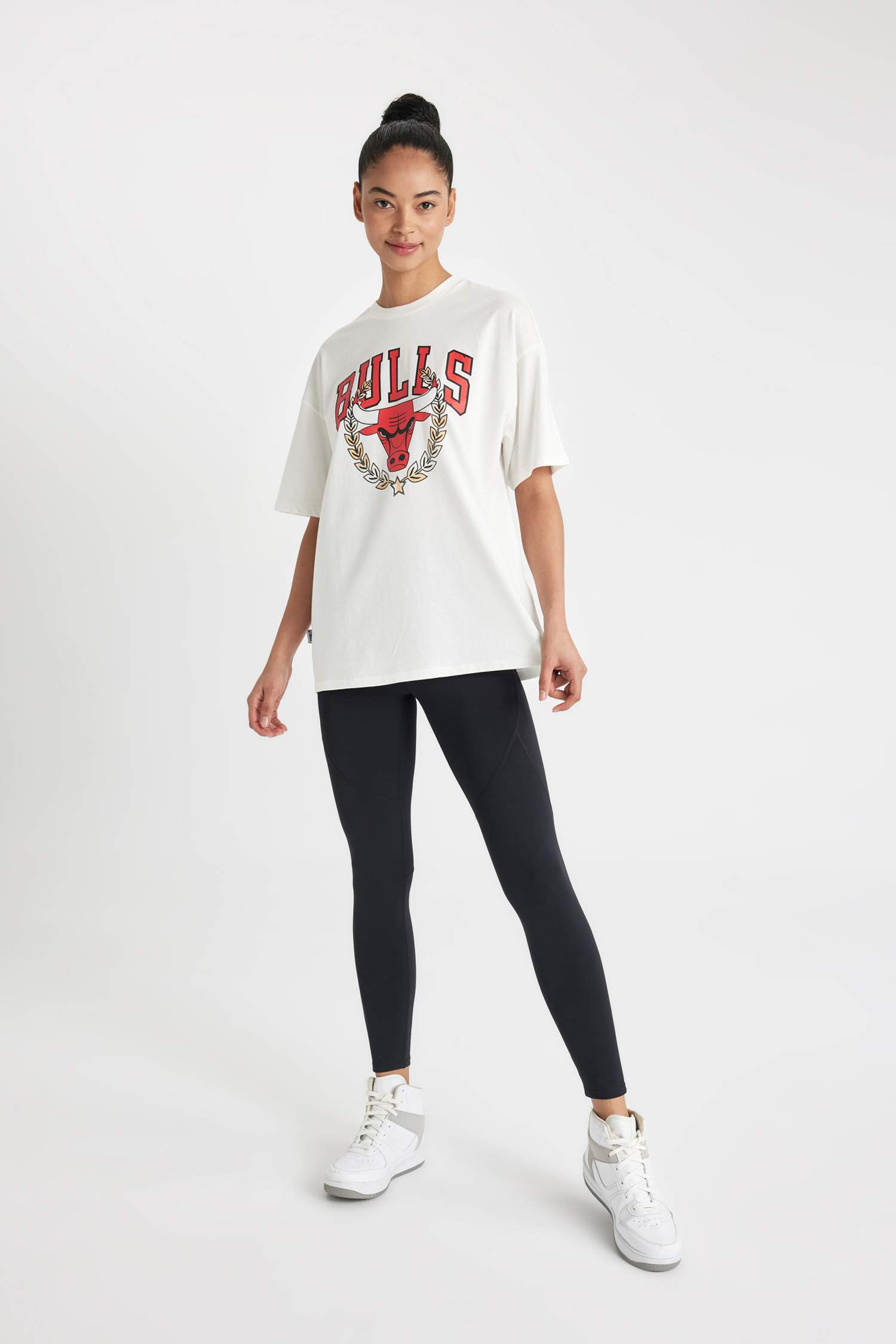 White WOMAN DeFactoFit NBA Chicago Bulls Oversize Fit T