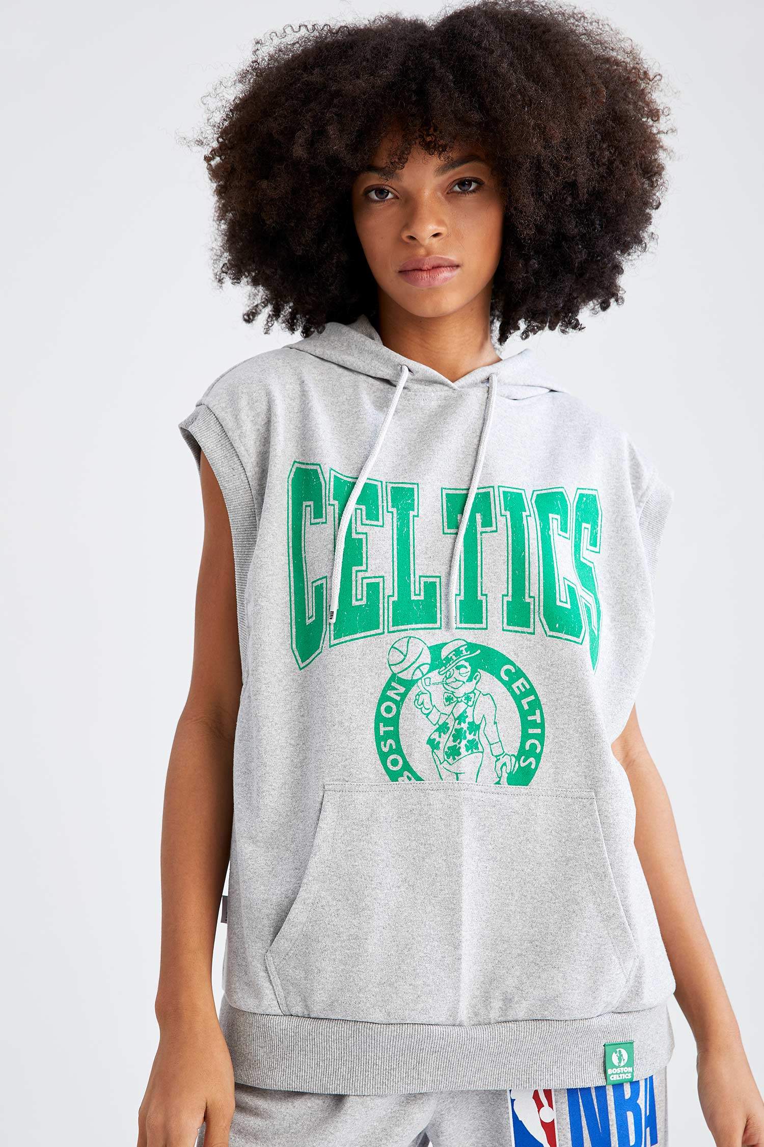Defacto Fit NBA Boston Celtics Oversize Fit KapüşonluKolsuz Sweatshirt. 3