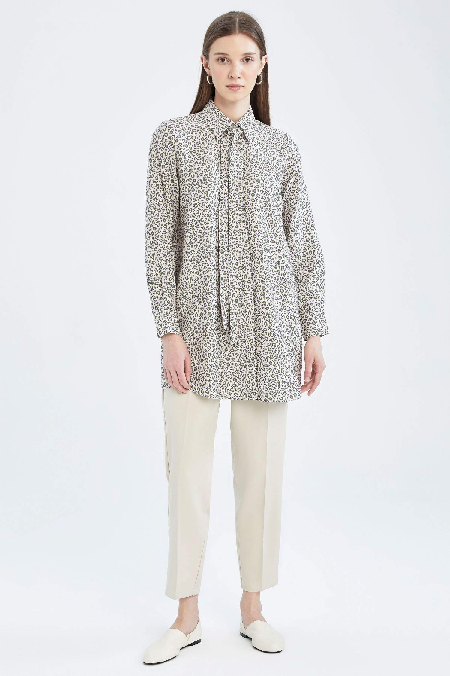 Tunique chemise à manches longues et col foulard à motifs coupe classique